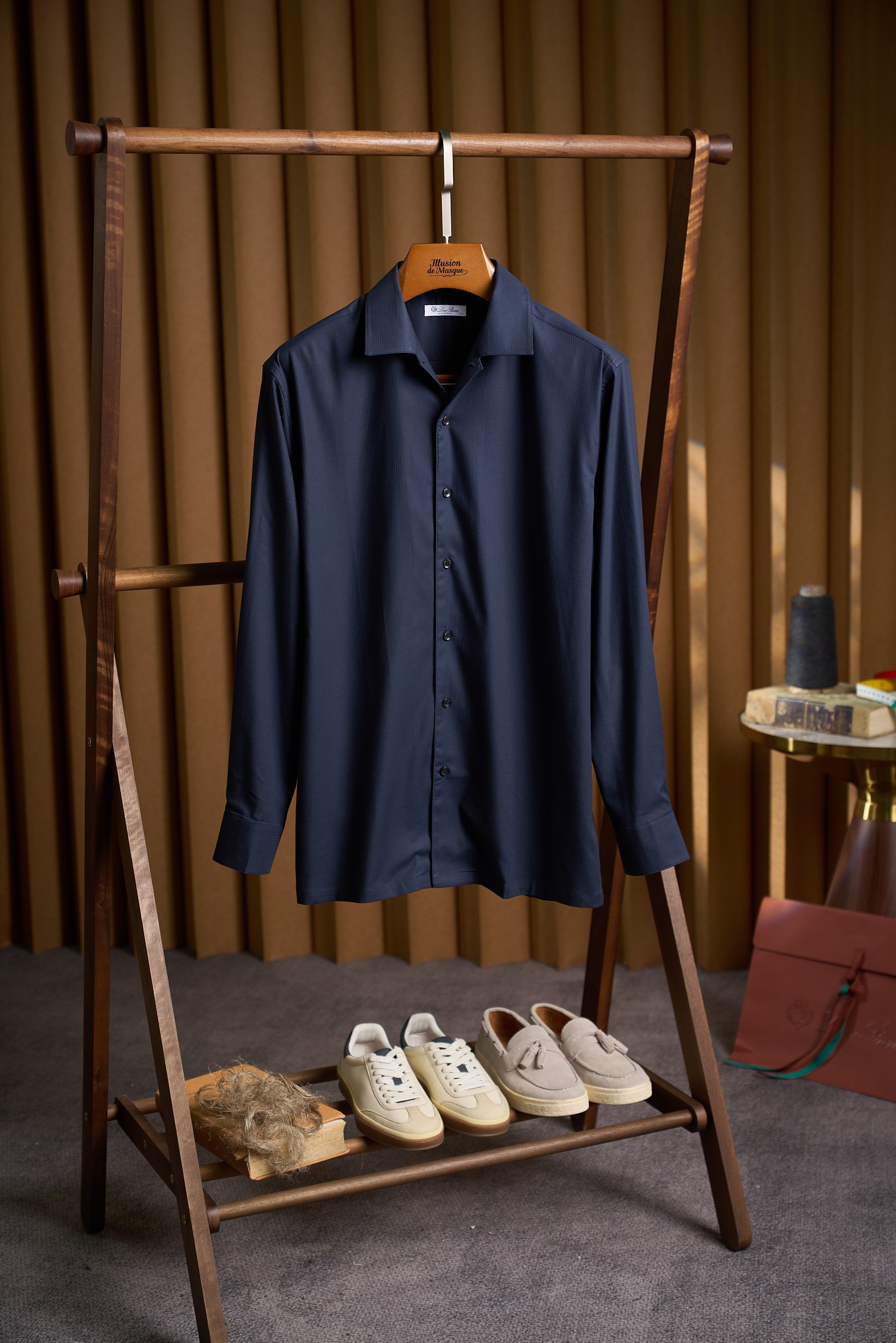 NO:911505,[Customer-supplied herringbone fabric including silk commuting style square collar Cuban collar two-wear design long-sleeved shirt] Explore the elegant world of the original collection.  Made of selected customer-supplied herringbone fabric and blended with silk, this long-sleeved shirt not only has an extraordinary texture, but also shows nobility in every detail. The herringbone texture is clear and layered, giving the shirt a unique visual effect and tactile experience. The addition of silk not only improves the gloss and softness of the shirt, but also ensures breathability and comfort when worn, making every trip a pleasure.  The square collar design is one of the highlights of this shirt. It is both classic and fashionable, and is perfectly suitable for various commuting occasions. The square collar has simple and elegant lines, which can well modify the neck line. The Cuban collar is more casual and tonal, and the long-sleeve design provides more possibilities for your daily wear. Whether it is worn alone in spring and autumn or as an inner layer in winter, it can show your unique charm.  The shape of this shirt has been carefully tailored to fit the body shape but not tight, allowing you to maintain a free range of movement whether at work or leisure time. This original premium series square-neck long-sleeved shirt from LP is an innovative upgrade to the traditional commuter shirt. The herringbone fabric includes a silk commuter-style square-neck long-sleeved shirt, making you full of confidence and comfort every day. Size M-3XL,,loro piana,shirts,real silk,19860909【客供人字纹面料含真丝通勤款方领古巴领两穿设计长袖衬衫】探索原版臻品系列的优雅世界. 采用精选客供人字纹面料,融入真丝成分,这款长袖衬衫不仅质感非凡,更在细节之处彰显尊贵.人字纹的纹理清晰而富有层次,赋予衬衫独特的视觉效果和触感体验.真丝的加入,不仅提升了衬衫的光泽感和柔软度,更确保了穿着时的透气性和舒适度,让您的每一次出行都成为一场享受. 方领设计是这款衬衫的亮点之一,它既经典又不失时尚感,完美适应各种通勤场合.方领的线条简洁大方,能够很好地修饰颈部线条,古巴领穿法更为休闲有调性,长袖设计则为您的日常穿搭提供了更多的可能性,无论是春秋季节的单穿,还是冬季作为内搭,都能展现出您的独特魅力. 这款衬衫的版型经过精心剪裁,贴合身形但不紧绷,无论是工作还是休闲时刻,都能让您保持自如的活动范围. LP家的这款原版臻品系列方领长袖衬衫,是对传统通勤衬衫的一次创新升级.人字纹面料含真丝通勤款方领设计长袖衬衫,让您的每一天都充满自信与舒适. 码数M-3XL,,loro piana,shirts,real silk,,Men's clothing