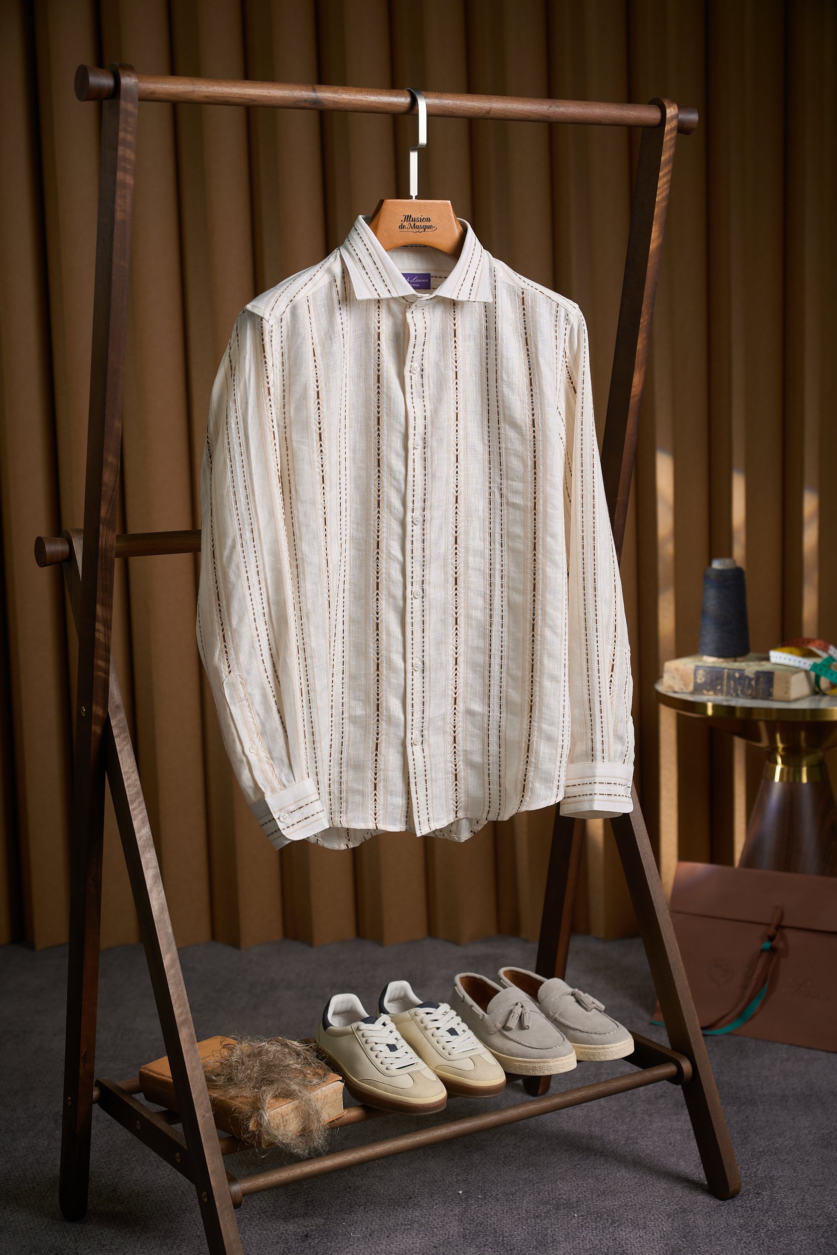 NO:911510,【Vintage jacquard craftsmanship!  Purple Label Series Linen Fabric Windsor Collar Design Casual and Fashionable Long-Sleeved Shirt] Retro jacquard linen shirt, the gentleman's style choice of the Purple Label series. The Purple Label series retro jacquard linen shirt is based on natural linen fabric, combines retro jacquard technology and Windsor collar design, reshapes the casual and fashionable men's style, and adapts to the needs of various scenes.  The fabric is made of high-quality linen, which has natural breathable properties. It is refreshing and not sweaty when worn in summer. It has been treated with fine textile technology and has a soft and delicate touch. It is not easy to pill or deform after long-term wear. The jacquard craftsmanship hides details, the patterns are patchwork and the texture is full. It abandons monotonous solid colors and shows exquisite taste in a low-key manner, which is different from the mediocrity of ordinary linen shirts.  The design focuses on the classic style of the Windsor collar, which fits the neck line without being tight. It is suitable for various face shapes such as round and square faces, and can modify the proportion of the shoulders and neck. It can be worn formally with a suit jacket for business and casual occasions, and it can be worn alone to show a casual and relaxed feeling. The long-sleeved version adopts a conventional sleeve length design, and the cuffs can be freely adjusted for elasticity. It is more neat when rolled up to expose the wrists in daily life. It can be paired with casual pants or jeans to easily create a light and sophisticated look.  The details are full of ingenuity. The buttons are made of wear-resistant resin, which has a thick texture and is not easy to loosen; the placket adopts invisible wiring technology, which is smooth and free of excess threads, improving the overall sophistication; the hem is designed with a curved edge and a straight version, which is suitable for people with no body shape, and can be worn by people with slight body shape. Size M-3XL,,jeans,jackets & coats,shirts,business suit,19860909【复古提花工艺！紫标系列亚麻面料温莎领设计休闲时尚长袖衬衫】复古提花亚麻衬衫,紫标系列的绅士格调之选. 紫标系列复古提花亚麻衬衫,以天然亚麻面料为基底,糅合复古提花工艺与温莎领设计,重塑休闲时尚男装格调,适配多场景穿搭需求. 面料甄选优质亚麻,自带天然透气属性,夏季穿着清爽不闷汗,历经精细纺织工艺处理,触感柔软细腻,久穿不易起球、不易变形.提花工艺暗藏细节,花纹错落有致且质感饱满,摒弃单调纯色,在低调中彰显精致品味,区别于普通亚麻衬衫的平庸感. 设计聚焦温莎领经典版型,贴合颈部线条又不紧绷,适配圆脸、方脸等多种脸型,能修饰肩颈比例,搭配西装外套可正式出席商务休闲场合,单穿则尽显随性松弛感.长袖版型采用常规袖长设计,袖口可自由调节松紧,日常挽起露出手腕更显利落,搭配休闲裤、牛仔裤皆可,轻松打造轻熟风造型. 细节处尽显匠心,纽扣选用耐磨树脂材质,质感厚重不易松脱；门襟采用隐形走线工艺,平整无多余线头,提升整体精致度；下摆做弧形收边设计,搭配直筒版型,不挑身材,微胖人群也能穿出合身效果. 码数M-3XL,,jeans,jackets & coats,shirts,business suit,,Men's clothing