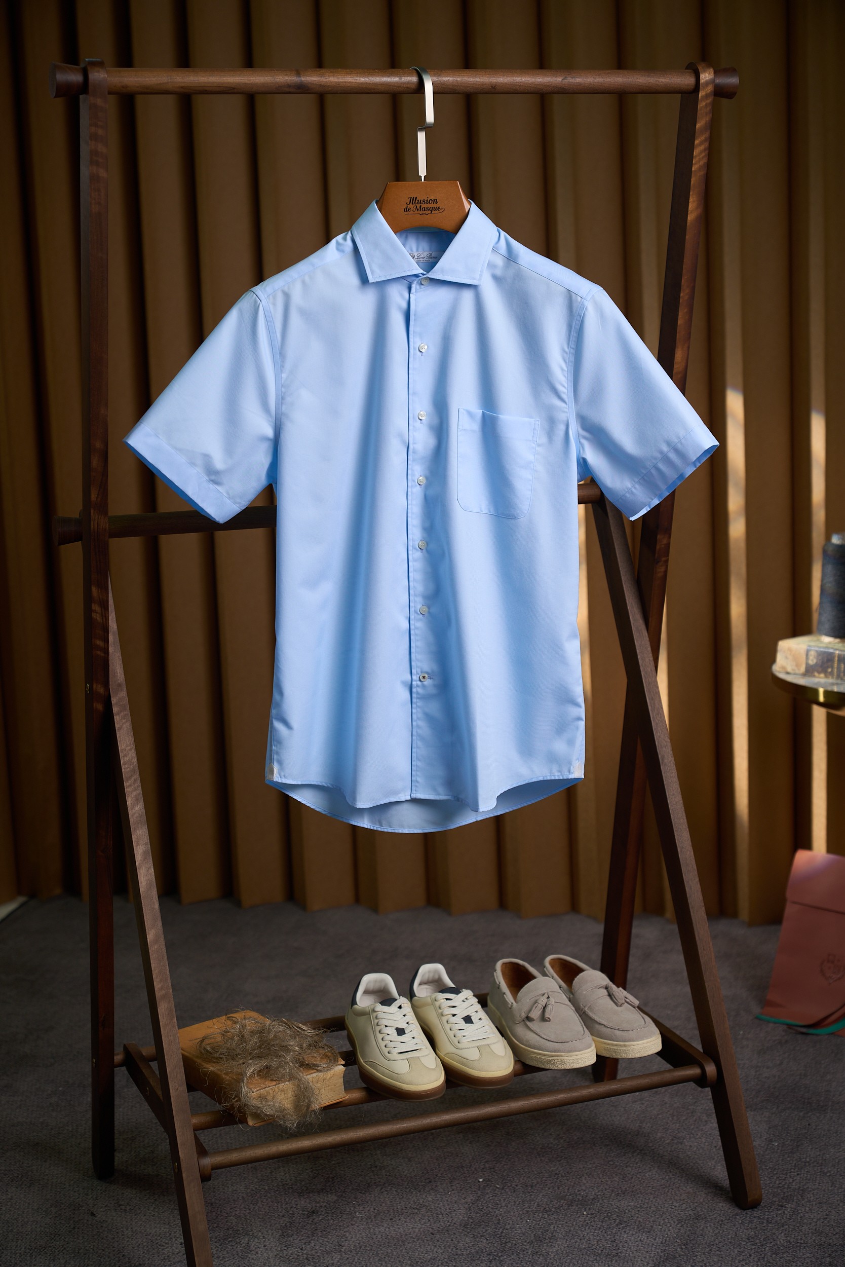 NO:911515,[Short-sleeved business shirt with yarn-dyed dark grain Windsor collar design and pocket style] This business short-sleeved pure cotton shirt is very refined and has a professional feel. The yarn-dyed dark grain design not only increases the layering of the shirt, but also adds a low-key sense of luxury. The design of the Windsor collar further highlights the business atmosphere of the shirt and is suitable for various formal occasions. The addition of pockets not only facilitates daily carrying of small items, but also improves the practicality of the shirt.  The fabric texture of 100 pure cotton ensures the comfort and breathability of the shirt, keeping it dry and comfortable even in hot weather. Whether you are attending an important business meeting or a formal dinner event, this business short-sleeved cotton shirt can make you show an elegant and professional image. Paired with a suitable pair of trousers and leather shoes, it can highlight your personal charm.  Not only are the small details well-designed and the fabric texture high-quality, but it is also very practical. If you are looking for a short-sleeved shirt suitable for business occasions, then it is definitely a good choice. Size M-3XL, shirts, T-shirt,19860909【色织暗纹温莎领设计口袋款短袖商务衬衫】这款商务短袖纯棉衬衫非常精致且带有职业感.色织暗纹的设计不仅增加了衬衫的层次感,还为其增添了一抹低调的奢华感.温莎领的设计则更加凸显了衬衫的商务气息,适合各种正式场合穿着.口袋的加入,既方便了日常携带小物品,又提升了衬衫的实用性. 100纯棉的面料质感保证了衬衫的舒适度和透气性,即使在炎热的天气中也能保持干爽舒适. 无论是参加重要的商务会议,还是出席正式的晚宴活动,这款商务短袖纯棉衬衫都能让你展现出优雅、专业的形象.搭配一条合适的西裤和皮鞋,更能凸显你的个人魅力. 不仅小细节设计精良、面料质感上乘,而且非常实穿.如果你正在寻找一款适合商务场合穿着的短袖衬衫,那么它绝对是一个不错的选择. 码数M-3XL,,shirts,T-shirt,,Men's clothing