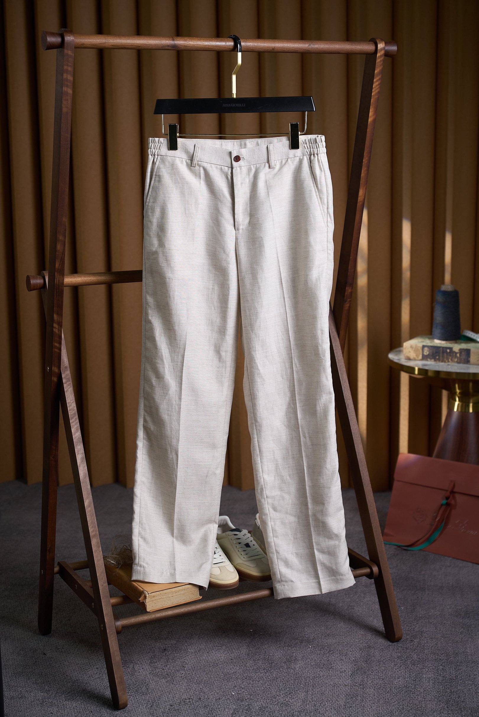NO:847325,[Fashion’s new favorite micro-wide version! Selection of high-quality silk and linen fabrics, refreshing summer elastic waist design, LP Home highly recommends versatile casual pants] Unlock a new paradigm of summer dressing! The micro-wide pants recommended by LP are here. When the summer heat wave is accompanied by the chirping of cicadas, the wardrobe is in urgent need of a pair of items that can balance coolness, comfort and fashion. The newly launched micro-wide casual pants by LP have become the new favorite of men's fashion this summer with its subversive design and textured fabrics, allowing you to easily wear a lazy and casual atmosphere without losing style! 1. The fabric is intertwined with silk and linen, unlocking the code of summer coolness These casual pants are made of high-quality silk and linen blended fabrics, which perfectly combine the smoothness of natural Tencel with the breathability of linen. Tencel is as delicate as a cloud, caressing every inch of the skin, bringing a unique cold touch of silk, saying goodbye to the sticky discomfort of summer; linen fiber has excellent Known for its breathability, the fine fiber structure forms a natural breathable network that quickly wicks away sweat and heat, keeping your legs dry at all times. The silk and linen intertwined fabric also presents a unique matte texture and slightly wrinkled texture, giving it a lazy and high-end feel, as if you are wearing the summer breeze on your body. 2. Slightly wide cut and elastic waist, comfortable and fashionable at the same time 1. The micro-wide version is different from the tight slim-fit style. This casual trousers adopts the most popular micro-wide cut. The trousers are slightly spread from the waist to the trouser legs. The right degree of looseness can cleverly modify the leg lines and cover imperfections without looking bloated. It makes movements more free and easy. Whether paired with a simple white T or a neat shirt, it can easily create a layered look, suitable for commuting, dating, travel, etc. 2. Elastic waist design LP experts are well aware of the ultimate pursuit of comfort in summer, and specially adopt an elastic elastic waist design. The high elastic elastic band can be freely adjusted according to the waist circumference, saying goodbye to the restraint feeling of traditional belts, and there is no pressure when sitting for a long time, gently wrapping the waist all day long. At the same time, the hidden elastic design retains the neat appearance of the trousers. When paired with a top and tucked into the trousers, it can still show a clean and neat shape, comfortable and beautiful. 3. The king of versatile pants unlocks N kinds of summer looks As a versatile item highly recommended by LPs, this pair of casual pants can be called a 'style artifact'. Paired with a simple solid-color POLO shirt and white shoes, it is a refreshing and neat casual commuting style; put it on an oversize printed T-shirt and dad shoes, and it will instantly become a fashionable street style. Expert; paired with a linen shirt and mules, it instantly switches to lazy vacation mode. Whether it is a business occasion, a gathering with friends, or a weekend stroll, it can be easily adapted, allowing you to seamlessly switch between different scenes, becoming the 'master key' in your summer wardrobe. This slightly wide version of LP's silk and linen casual pants redefines the aesthetics of summer men's wear with its excellent fabrics, user-friendly design and super versatile attributes. It is not only a pair of pants, but also a symbol of the pursuit of quality life and fashion attitude. This summer, let it accompany you to calmly deal with every wonderful moment, and easily interpret your unique fashion style! Size M-3XL (48-56),,loro piana,versace,shirts,tees,t-shirt,19860909【时尚新宠微阔版！甄选优质丝麻面料夏日清爽松紧腰设计LP家极力推荐百搭休闲裤】解锁夏日穿搭新范式！LP家力荐的微阔神裤来了 当夏日的热浪裹挟着蝉鸣而至,衣柜里急需一条能兼顾清凉、舒适与时髦的单品.LP家全新推出的微阔版休闲裤,以颠覆性设计与质感面料,成为今夏男士时尚新宠,让你轻松穿出慵懒随性又不失格调的氛围感！ 一、面料丝麻交织,解锁夏日清凉密码 这款休闲裤甄选优质丝麻混纺面料,将天然天丝的柔滑与亚麻的透气完美融合.天丝如云朵般细腻贴肤,轻抚每一寸肌肤,带来丝绸特有的冰凉触感,告别夏日的黏腻不适；亚麻纤维则以出色的透气性著称,细密的纤维结构形成天然透气网,快速排汗散热,让双腿时刻保持干爽.丝麻交织的面料还呈现出独特的哑光质感与轻微褶皱肌理,自带慵懒高级感,仿佛将夏日的清风穿在了身上. 二、版型微阔剪裁+松紧腰,舒适与时尚并存 1. 微阔版型区别于紧绷的修身款,这款休闲裤采用当下最流行的微阔剪裁.裤型从腰部到裤脚微微展开,恰到好处的宽松度既能巧妙修饰腿部线条,遮住不完美,又不会显得拖沓臃肿,行动间更显洒脱随性.无论是搭配简约白T还是利落衬衫,都能轻松打造出层次感十足的造型,适配通勤、约会、出游等全场景穿搭. 2. 松紧腰设计LP家深知夏日对舒适的极致追求,特别采用弹性松紧腰头设计.高弹力松紧带能根据腰围自由调节,告别传统皮带的束缚感,久坐也毫无压迫,给腰部全天候的温柔包裹.同时,隐藏式的松紧设计保留了裤装的利落外观,搭配上衣束进裤腰时,依然能展现出干净利落的造型,舒适与美观两不误. 三、百搭之王一裤解锁N种夏日造型 作为LP家极力推荐的百搭单品,这条休闲裤堪称“造型神器”.搭配简约纯色POLO衫与小白鞋,是清爽利落的休闲通勤风；换上oversize印花T恤与老爹鞋,秒变潮流街头达人；配上亚麻衬衫与穆勒鞋,则瞬间切换成慵懒度假模式.无论是商务场合、朋友聚会还是周末漫步,它都能轻松适配,让你在不同场景间无缝切换,成为夏日衣橱里的“万能钥匙”. LP家这款微阔版丝麻休闲裤,以卓越的面料、人性化的设计与超强的百搭属性,重新定义夏日男士穿搭美学.它不仅是一条裤子,更是追求品质生活与时尚态度的象征.这个夏天,让它陪你从容应对每一个精彩瞬间,轻松诠释独属于你的潮流风范！ 码数M-3XL（48-56）,,loro piana,versace,shirts,tees，t-shirt,,Men's clothing
