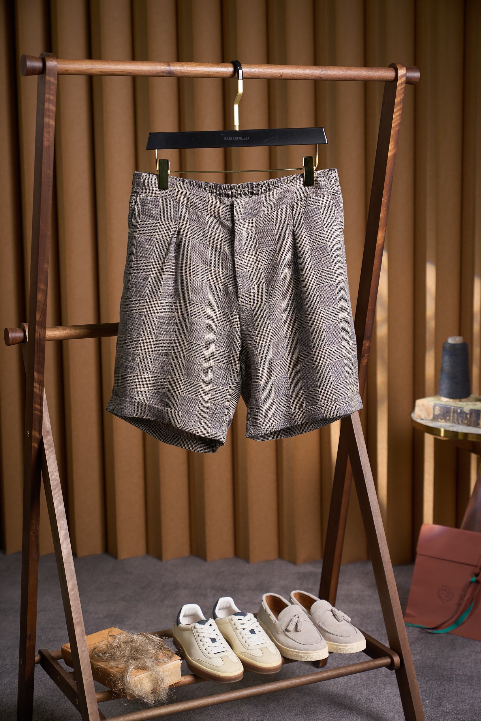 NO:847323,[Normandy linen, the three-dimensional texture of yarn-dyed craftsmanship, Italian lazy tailoring - casual linen shorts] The symphony of yarn-dyed texture and Italian lazy summer 1. The fabric traces the natural gift of Normandy  Select high-quality linen from the Normandy production area in France. Thanks to the local humid and cool climate, the fiber is long and golden in color. It is recognized as the top linen production area in the world. Using a new zero-dyeing process, the color fastness is as high as level 4 or above, which avoids the environmental pollution of traditional dyeing and maintains the original breathability of flax. The fiber contains a large number of microporous structures, which can quickly discharge moisture from the body surface and keep you dry even in the midsummer of Guangzhou; it has a built-in 'magagnolia' antibacterial ingredient to inhibit the growth of odor and keep it fresh all day long.  2. The three-dimensional narrative of the yarn-dyed texture of craft aesthetics 1. The warp and weft threads of the yarn-dyed process are interwoven with different colored yarns to form three-dimensional textures such as plaids and houndstooth of different shades. The touch is rough but delicate, and every inch of the fabric shows the warmth of hand-woven fabrics. 2.  The Italian-style cut is loose and straight, and the trousers are knee-length, just enough to expose the calf line; the waist is semi-elastic design, with an adjustable drawstring, taking into account both comfort and style, making you walk casually and lazily. 3. The detailed handcrafted YKK zippers are smooth and durable, and the metal buttons echo the color of the fabric; the side slant pockets and rear patch pockets are designed to balance practicality and decoration, and the raw edges of the trouser legs add a retro texture. 3. Washing and care guide to protect the natural texture of linen 1.  It is recommended to hand wash gently in cold water below 30℃, use neutral detergent, and avoid machine washing and spin-drying; wash dark and light colors separately to prevent staining. 2. Lay flat or hang to dry in the shade to avoid fading caused by direct sunlight; pat the fabric after drying to naturally restore the fluffy texture. 3. If ironing is required, choose the medium-temperature steam mode and iron when the fabric is slightly wet to retain the casual beauty of the natural wrinkles of linen. 4.  Storage and hanging storage can avoid stubborn creases caused by heavy folding; moth balls can be placed to prevent moths and keep it ventilated and dry. The wrinkles of linen are its natural characteristics, so there is no need to pursue excessive flatness. The natural drape texture can better highlight the unique texture of the fabric and the calm attitude of the wearer. Size M-3XL,,shorts,19860909【诺曼底亚麻,色织工艺的立体肌理感,意式慵懒的剪裁——休闲亚麻短裤】色织肌理与意式慵懒的夏日交响 一、面料溯源诺曼底的自然馈赠 甄选法国诺曼底产区优质亚麻,得益于当地潮湿阴凉的气候,纤维长而色泽金黄,是全球公认的顶级亚麻产地.采用零染新工艺,色牢度高达4级以上,避免传统染色对环境的污染,同时保持亚麻原生的呼吸感.纤维中含大量微孔结构,能快速排出体表湿气,即使在广州盛夏也能保持干爽；自带“木兰素”抗菌成分,抑制异味滋生,全天候保持清新. 二、工艺美学色织肌理的立体叙事  1. 色织工艺经纬线采用不同色纱交织,形成深浅不一的格纹、千鸟格等立体纹理,触感粗糙中带着细腻,每一寸面料都呈现手工织造的温度.  2. 意式剪裁宽松直筒版型,裤长及膝,恰到好处露出小腿线条；腰部半松紧设计,搭配可调节抽绳,兼顾舒适度与造型感,行走间尽显随性慵懒.  3. 细节匠造YKK拉链顺滑耐用,金属纽扣与面料色调呼应；侧边斜插袋与后贴袋设计,实用与装饰性平衡,裤脚毛边处理增添复古质感. 三、洗护指南守护亚麻的自然质感  1. 洗涤建议30℃以下冷水轻柔手洗,使用中性洗涤剂,避免机洗甩干；深浅色分开洗涤,防止染色.  2. 晾晒平铺或悬挂阴干,避免阳光直射导致褪色；晾干后轻拍面料,自然恢复蓬松肌理.  3. 熨烫若需熨烫,选择中温蒸汽模式,在面料微湿时熨烫,保留亚麻自然褶皱的随性美感.  4. 收纳悬挂存放,避免折叠重压产生顽固折痕；可放入樟脑丸防止虫蛀,保持通风干燥. 亚麻的褶皱是其天然特性,无需过度追求平整,自然垂坠的纹理更能彰显面料的独特质感与穿着者的从容态度. 码数M-3XL,,shorts,,Men's clothing