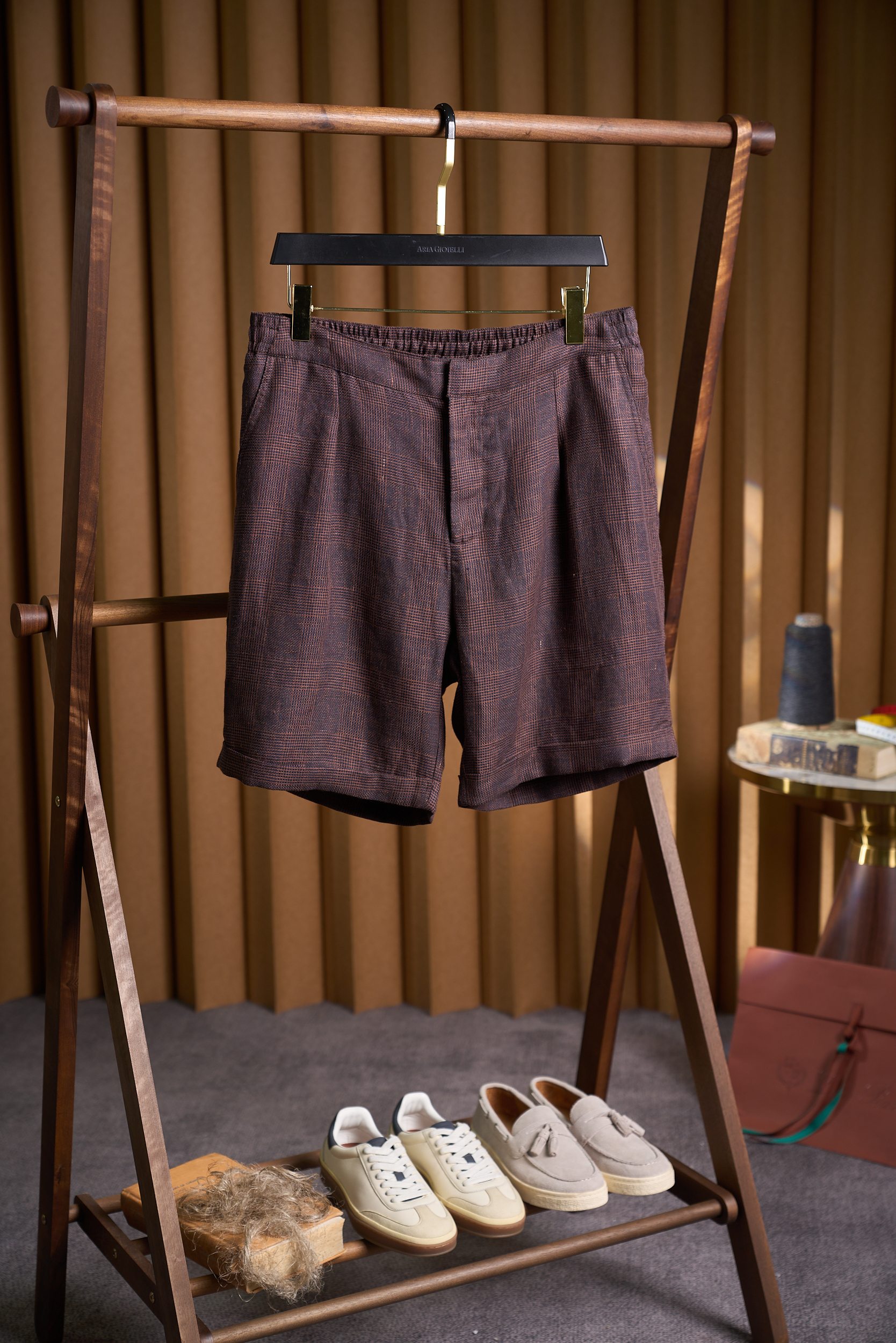 NO:847333,[Normandy linen, the three-dimensional texture of yarn-dyed craftsmanship, Italian lazy tailoring - casual linen shorts] The symphony of yarn-dyed texture and Italian lazy summer 1. The fabric traces the natural gift of Normandy  Select high-quality linen from the Normandy production area in France. Thanks to the local humid and cool climate, the fiber is long and golden in color. It is recognized as the top linen production area in the world. Using a new zero-dyeing process, the color fastness is as high as level 4 or above, which avoids the environmental pollution of traditional dyeing and maintains the original breathability of flax. The fiber contains a large number of microporous structures, which can quickly discharge moisture from the body surface and keep you dry even in the midsummer of Guangzhou; it has a built-in 'magagnolia' antibacterial ingredient to inhibit the growth of odor and keep it fresh all day long.  2. The three-dimensional narrative of the yarn-dyed texture of craft aesthetics 1. The warp and weft threads of the yarn-dyed process are interwoven with different colored yarns to form three-dimensional textures such as plaids and houndstooth of different shades. The touch is rough but delicate, and every inch of the fabric shows the warmth of hand-woven fabrics. 2.  The Italian-style cut is loose and straight, and the trousers are knee-length, just enough to expose the calf line; the waist is semi-elastic design, with an adjustable drawstring, taking into account both comfort and style, making you walk casually and lazily. 3. The detailed handcrafted YKK zippers are smooth and durable, and the metal buttons echo the color of the fabric; the side slant pockets and rear patch pockets are designed to balance practicality and decoration, and the raw edges of the trouser legs add a retro texture. 3. Washing and care guide to protect the natural texture of linen 1.  It is recommended to hand wash gently in cold water below 30℃, use neutral detergent, and avoid machine washing and spin-drying; wash dark and light colors separately to prevent staining. 2. Lay flat or hang to dry in the shade to avoid fading caused by direct sunlight; pat the fabric after drying to naturally restore the fluffy texture. 3. If ironing is required, choose the medium-temperature steam mode and iron when the fabric is slightly wet to retain the casual beauty of the natural wrinkles of linen. 4.  Storage and hanging storage can avoid stubborn creases caused by heavy folding; moth balls can be placed to prevent moths and keep it ventilated and dry. The wrinkles of linen are its natural characteristics, so there is no need to pursue excessive flatness. The natural drape texture can better highlight the unique texture of the fabric and the calm attitude of the wearer. Size M-3XL,,shorts,19860909【诺曼底亚麻,色织工艺的立体肌理感,意式慵懒的剪裁——休闲亚麻短裤】色织肌理与意式慵懒的夏日交响 一、面料溯源诺曼底的自然馈赠 甄选法国诺曼底产区优质亚麻,得益于当地潮湿阴凉的气候,纤维长而色泽金黄,是全球公认的顶级亚麻产地.采用零染新工艺,色牢度高达4级以上,避免传统染色对环境的污染,同时保持亚麻原生的呼吸感.纤维中含大量微孔结构,能快速排出体表湿气,即使在广州盛夏也能保持干爽；自带“木兰素”抗菌成分,抑制异味滋生,全天候保持清新. 二、工艺美学色织肌理的立体叙事  1. 色织工艺经纬线采用不同色纱交织,形成深浅不一的格纹、千鸟格等立体纹理,触感粗糙中带着细腻,每一寸面料都呈现手工织造的温度.  2. 意式剪裁宽松直筒版型,裤长及膝,恰到好处露出小腿线条；腰部半松紧设计,搭配可调节抽绳,兼顾舒适度与造型感,行走间尽显随性慵懒.  3. 细节匠造YKK拉链顺滑耐用,金属纽扣与面料色调呼应；侧边斜插袋与后贴袋设计,实用与装饰性平衡,裤脚毛边处理增添复古质感. 三、洗护指南守护亚麻的自然质感  1. 洗涤建议30℃以下冷水轻柔手洗,使用中性洗涤剂,避免机洗甩干；深浅色分开洗涤,防止染色.  2. 晾晒平铺或悬挂阴干,避免阳光直射导致褪色；晾干后轻拍面料,自然恢复蓬松肌理.  3. 熨烫若需熨烫,选择中温蒸汽模式,在面料微湿时熨烫,保留亚麻自然褶皱的随性美感.  4. 收纳悬挂存放,避免折叠重压产生顽固折痕；可放入樟脑丸防止虫蛀,保持通风干燥. 亚麻的褶皱是其天然特性,无需过度追求平整,自然垂坠的纹理更能彰显面料的独特质感与穿着者的从容态度. 码数M-3XL,,shorts,,Men's clothing