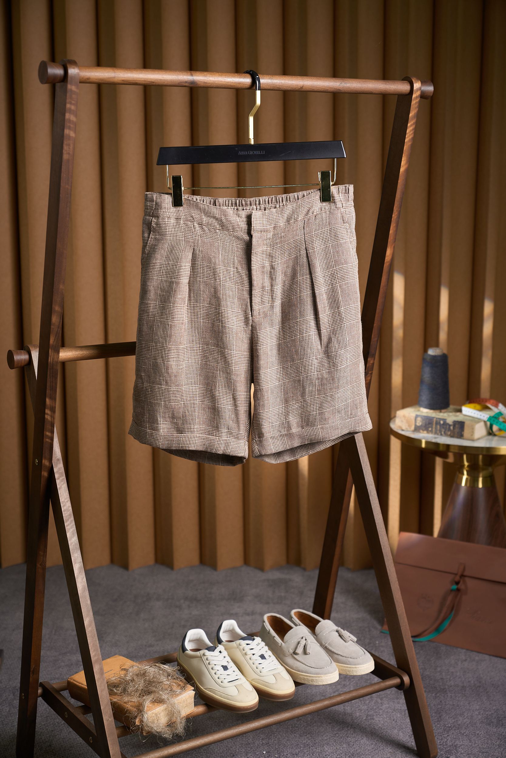 NO:847342,[Normandy linen, the three-dimensional texture of yarn-dyed craftsmanship, Italian lazy tailoring - casual linen shorts] The symphony of yarn-dyed texture and Italian lazy summer 1. The fabric traces the natural gift of Normandy  Select high-quality linen from the Normandy production area in France. Thanks to the local humid and cool climate, the fiber is long and golden in color. It is recognized as the top linen production area in the world. Using a new zero-dyeing process, the color fastness is as high as level 4 or above, which avoids the environmental pollution of traditional dyeing and maintains the original breathability of flax. The fiber contains a large number of microporous structures, which can quickly discharge moisture from the body surface and keep you dry even in the midsummer of Guangzhou; it has a built-in 'magagnolia' antibacterial ingredient to inhibit the growth of odor and keep it fresh all day long.  2. The three-dimensional narrative of the yarn-dyed texture of craft aesthetics 1. The warp and weft threads of the yarn-dyed process are interwoven with different colored yarns to form three-dimensional textures such as plaids and houndstooth of different shades. The touch is rough but delicate, and every inch of the fabric shows the warmth of hand-woven fabrics. 2.  The Italian-style cut is loose and straight, and the trousers are knee-length, just enough to expose the calf line; the waist is semi-elastic design, with an adjustable drawstring, taking into account both comfort and style, making you walk casually and lazily. 3. The detailed handcrafted YKK zippers are smooth and durable, and the metal buttons echo the color of the fabric; the side slant pockets and rear patch pockets are designed to balance practicality and decoration, and the raw edges of the trouser legs add a retro texture. 3. Washing and care guide to protect the natural texture of linen 1.  It is recommended to hand wash gently in cold water below 30℃, use neutral detergent, and avoid machine washing and spin-drying; wash dark and light colors separately to prevent staining. 2. Lay flat or hang to dry in the shade to avoid fading caused by direct sunlight; pat the fabric after drying to naturally restore the fluffy texture. 3. If ironing is required, choose the medium-temperature steam mode and iron when the fabric is slightly wet to retain the casual beauty of the natural wrinkles of linen. 4.  Storage and hanging storage can avoid stubborn creases caused by heavy folding; moth balls can be placed to prevent moths and keep it ventilated and dry. The wrinkles of linen are its natural characteristics, so there is no need to pursue excessive flatness. The natural drape texture can better highlight the unique texture of the fabric and the calm attitude of the wearer. Size M-3XL,,shorts,19860909【诺曼底亚麻,色织工艺的立体肌理感,意式慵懒的剪裁——休闲亚麻短裤】色织肌理与意式慵懒的夏日交响 一、面料溯源诺曼底的自然馈赠 甄选法国诺曼底产区优质亚麻,得益于当地潮湿阴凉的气候,纤维长而色泽金黄,是全球公认的顶级亚麻产地.采用零染新工艺,色牢度高达4级以上,避免传统染色对环境的污染,同时保持亚麻原生的呼吸感.纤维中含大量微孔结构,能快速排出体表湿气,即使在广州盛夏也能保持干爽；自带“木兰素”抗菌成分,抑制异味滋生,全天候保持清新. 二、工艺美学色织肌理的立体叙事  1. 色织工艺经纬线采用不同色纱交织,形成深浅不一的格纹、千鸟格等立体纹理,触感粗糙中带着细腻,每一寸面料都呈现手工织造的温度.  2. 意式剪裁宽松直筒版型,裤长及膝,恰到好处露出小腿线条；腰部半松紧设计,搭配可调节抽绳,兼顾舒适度与造型感,行走间尽显随性慵懒.  3. 细节匠造YKK拉链顺滑耐用,金属纽扣与面料色调呼应；侧边斜插袋与后贴袋设计,实用与装饰性平衡,裤脚毛边处理增添复古质感. 三、洗护指南守护亚麻的自然质感  1. 洗涤建议30℃以下冷水轻柔手洗,使用中性洗涤剂,避免机洗甩干；深浅色分开洗涤,防止染色.  2. 晾晒平铺或悬挂阴干,避免阳光直射导致褪色；晾干后轻拍面料,自然恢复蓬松肌理.  3. 熨烫若需熨烫,选择中温蒸汽模式,在面料微湿时熨烫,保留亚麻自然褶皱的随性美感.  4. 收纳悬挂存放,避免折叠重压产生顽固折痕；可放入樟脑丸防止虫蛀,保持通风干燥. 亚麻的褶皱是其天然特性,无需过度追求平整,自然垂坠的纹理更能彰显面料的独特质感与穿着者的从容态度. 码数M-3XL,,shorts,,Men's clothing
