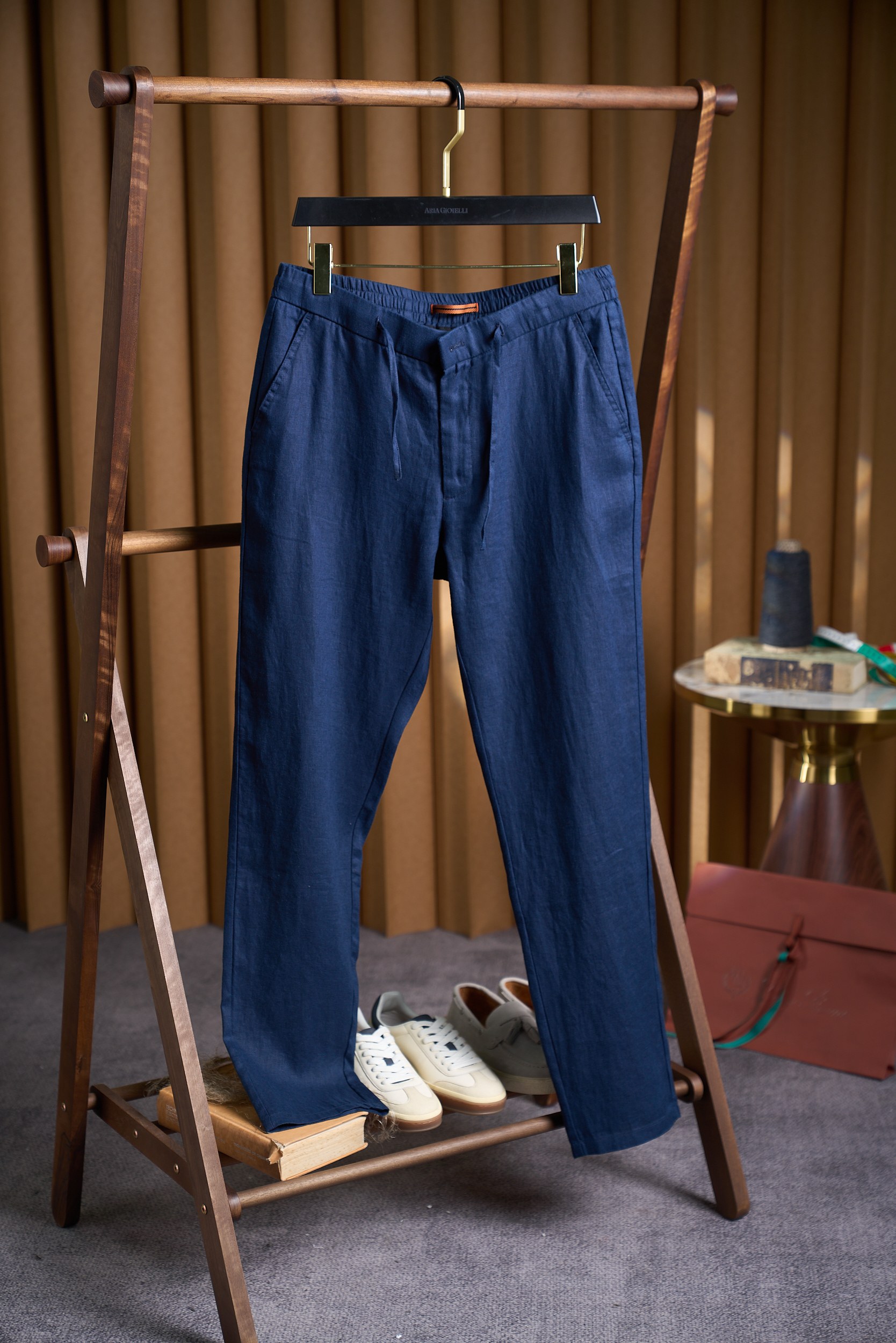 NO:847322,[Jiejia’s classic iconic orange webbing linen casual trousers] The iconic orange webbing and black stripe details (at the waist) are the core identification elements, highlighting the Italian high-end texture. Core features 1. Fabric and craftsmanship Made of high-quality linen fabric, the fiber is light and breathable, with natural pleated texture, making it dry and not sweaty in summer. The semi-elastic design of the waist with drawstrings takes into account comfort and adjustment functions, and is suitable for a variety of body shapes. 2. Design details  The orange webbing (with black stripes) at the waistband of the brand logo is a classic element of Jijia, low-key highlighting the brand identity. The practical cut is straight and slightly wide, and the trousers are ankle-length to modify the leg lines; the combination of YKK zippers and metal buttons is smooth and durable; the diagonal pockets on both sides and the rear patch pockets are designed to take into account functionality and beauty. 3. Color selection  Available in caramel brown, navy blue, off-white, light gray and other colors, suitable for daily leisure, light business and other scenarios. Among them, caramel brown and navy blue are the main colors for the 2026 summer, with a retro and calm temperament. Washing recommendations: gentle hand wash with cold water below 30℃, avoid machine washing and drying to prevent fabric shrinkage or deformation. Use neutral laundry detergent as detergent, prohibit bleach, wash dark and light colors separately to prevent staining.  Drying and ironing: Lay flat or hang to dry in the shade to avoid direct sunlight; after drying, it can be ironed with low-temperature steam to retain the casual beauty of the natural wrinkles of linen. Store and hang to avoid stubborn creases caused by heavy folding, and can be used with insect repellent to keep the fabric clean. Scene adaptation: Pair with solid color linen T-shirts and canvas shoes for daily leisure to create a southern French holiday style; For light business, wear a slim shirt inside and a linen suit outside, suitable for business tea breaks or outdoor negotiations.  Size 48-56, shirts, tees, t-shirt, business suit,19860909【杰家经典标志性橙色织带亚麻休闲长裤】标志性的橙色织带与黑色条纹细节（腰头处）是核心识别元素,彰显意式高端质感. 核心特点 1. 面料与工艺 采用优质亚麻面料,纤维轻盈透气,自带天然褶皱肌理,夏季穿着干爽不闷汗.腰部半松紧设计搭配抽绳,兼顾舒适度与调节功能,适配多种身形. 2. 设计细节  品牌标识腰头橙色织带（带黑色条纹）为杰家经典元素,低调彰显品牌身份.  实用剪裁直筒微阔版型,裤长及踝,修饰腿部线条；YKK拉链与金属纽扣组合,顺滑耐用；两侧斜插袋与后贴袋设计,兼顾功能性与美观. 3. 色彩选择 提供焦糖棕、藏蓝、米白、浅灰等多色,适配日常休闲、轻商务等场景,其中焦糖棕与藏蓝为2026夏季主推色,自带复古与沉稳气质. 洗涤建议  水温控制30℃以下冷水轻柔手洗,避免机洗甩干,防止面料缩水或变形.  洗涤剂使用中性洗衣液,禁用漂白剂,深浅色分开洗涤,防止染色.  晾晒与熨烫平铺或悬挂阴干,避免阳光直射；晾干后可低温蒸汽熨烫,保留亚麻自然褶皱的随性美感.  收纳悬挂存放,避免折叠重压产生顽固折痕,可搭配防虫剂保持面料洁净. 场景适配  日常休闲搭配纯色亚麻T恤与帆布鞋,打造南法度假风；  轻商务内搭修身衬衫,外搭亚麻西装,适配商务茶歇或户外洽谈. 码数48-56,,shirts,tees，t-shirt,business suit,,Men's clothing
