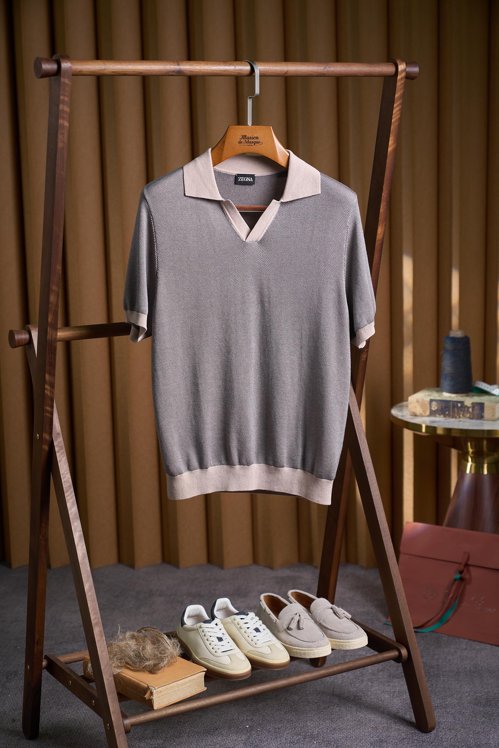 NO:847328,【EZ Home Boutique Collection Series!  Original customer-supplied yarn, including wool, linen, lyocell, seagull collar design, eye-drop textured lapel short-sleeved POLO sweater] This men's knitted Polo is a fusion of low-key texture and exquisite craftsmanship, specially designed for men who pursue taste. The selection of fine and skin-friendly knitted fabrics is both breathable and drapey, saying goodbye to stuffiness and rigidity. The upper body is comfortable and can easily modify the body shape.  The body adopts classic rhombus jacquard texture, which is low-key and hidden in ingenuity. It shows a delicate luster and layering under the light and shadow, and is unobtrusive but has a high-end aura. The neat lapel and simple placket design retain the gentleman tone of the Polo shirt, and through the delicate knitting process, the version is more neat and can easily adapt to a variety of scenes. Size M-3XL,, T-shirt,19860909【EZ家精品典藏系列！客供原版纱线含羊毛亚麻莱赛尔海鸥领设计大眼珠地纹理翻领短袖POLO针织衫】 这款男士针织Polo,是低调质感与考究工艺的融合之作,专为追求品味的男士打造.甄选细腻亲肤的针织面料,兼具透气与垂坠感,告别闷热与刻板,上身舒适自在,又能轻松修饰身形. 衣身采用经典菱格提花纹理,低调中暗藏巧思,在光影下呈现细腻光泽与层次感,不张扬却自带高级气场.利落的翻领搭配简约门襟设计,保留了Polo衫的绅士基调,又通过细腻的针织工艺,让版型更显利落,轻松适配多种场景. 码数M-3XL,,T-shirt,,Men's clothing