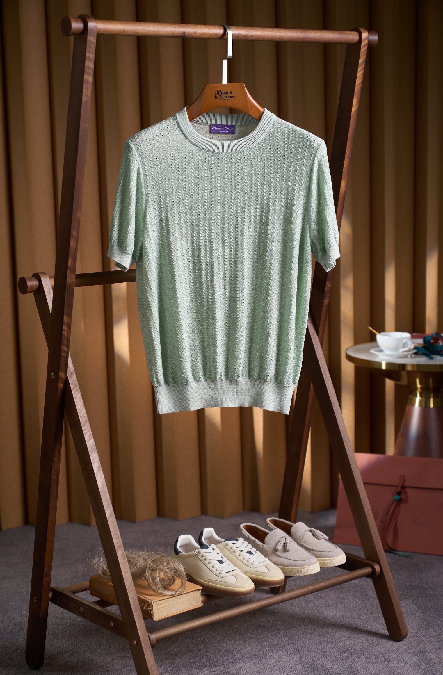 NO:935671,【Create luxury products!  Purple Label series contains linen wool lyocell fiber yarn three-dimensional printing knitting technology round neck short-sleeved knitted T-shirt】Purple Label series high-end linen blended knitted short-sleeved T-shirt. With the style and texture of luxury line, this Purple Label series knitted short-sleeved T-shirt is a core summer wardrobe item specially created for men who pursue a refined life.  Selected linen, wool and lyocell fiber blended yarn combines the advantages of the three materials. Linen gives it a natural breathability, wool improves skin-friendliness and drape, and lyocell brings a delicate and silky touch. The upper body is dry and not sweaty, saying goodbye to the sticky feeling in summer.  Using three-dimensional texture knitting technology, the body of the garment presents a delicate herringbone texture, visually giving it a high-grade matte texture. It is low-key and unobtrusive, but shows its ingenuity everywhere. The design of the round neck, ribbed cuffs and hem combines comfort and durability, and will not be easily deformed after long-term wear.  Multiple colors are available, suitable for different wearing scenarios. Pair it with trousers or casual trousers for commuting, creating an elegant and sophisticated style; pair it with jeans for daily use, casual and stylish. It can be easily used in business occasions or leisure travel. It is a must-have item for men in summer that is both practical and high-end. Size M-3XL, jeans, T-shirt, tees, t-shirt,19860909【奢品缔造！紫标系列含亚麻羊毛莱赛尔纤维纱线立体印花针织工艺圆领短袖针织T恤】紫标系列 高端亚麻混纺针织短袖T恤. 奢品线的格调与质感,这件紫标系列针织短袖T恤,是专为追求精致生活的男士打造的夏日衣橱核心单品. 精选亚麻、羊毛与莱赛尔纤维混纺纱线,融合三种材质的优势亚麻赋予天然透气感,羊毛提升亲肤与垂坠度,莱赛尔带来细腻丝滑触感,上身干爽不闷汗,告别夏日黏腻感. 采用立体肌理针织工艺,衣身呈现细腻人字纹纹理,视觉上自带高级哑光质感,低调不张扬,却处处彰显匠心.圆领与罗纹袖口、下摆的设计,兼顾舒适度与耐穿性,久穿不易变形. 多色可选,适配不同穿搭场景通勤搭配西裤或休闲裤,打造儒雅轻熟风；日常搭配牛仔裤,随性又有格调.无论商务场合还是休闲出行,都能轻松驾驭,是兼具实用性与高级感的男士夏季刚需单品. 码数M-3XL,,jeans,T-shirt,tees，t-shirt,,Men's clothing