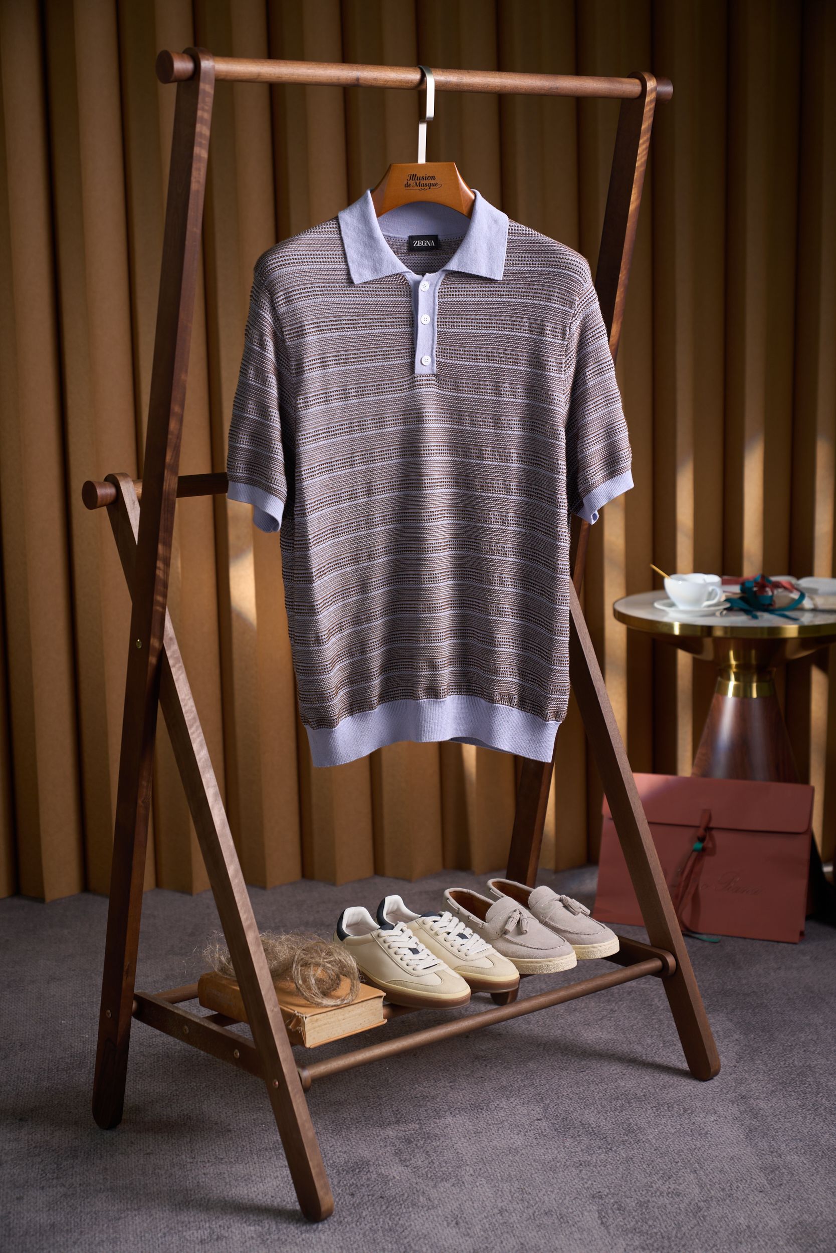 NO:935668,[Recommended new products in the counter in single color!  Private order contains 10 linen, 10 wool, 80 lyocell fiber yarn-dyed striped three-button lapel knitted short-sleeved POLO shirt] ZEZ private counter new product, men's yarn-dyed striped three-button lapel knitted short-sleeved POLO shirt, a high-quality choice.  The fabric is made of 10% flax wool lyocell fiber blend, which combines the breathability and skin-friendly properties of natural fibers and the drape and wrinkle resistance of synthetic fibers. Linen improves breathability and dryness; wool gives a soft and skin-friendly touch; with a high proportion of lyocell, the fabric drape smoothly, is not easy to wrinkle and deform, and can maintain a flat shape even after long-term wear.  The classic three-button placket design retains the elegant style of the POLO shirt, and the details and texture are displayed between the opening and closing. The contrasting color lapels, cuffs, and hem ribs neutralize the complexity of the stripes, making the shape refreshing and neat, while preventing deformation and improving durability.  Yarn-dyed stripe craftsmanship, the color levels are soft and natural, the horizontal stripes of light gray, khaki and off-white are low-key and unobtrusive, with a retro and high-end atmosphere, suitable for a variety of occasions. The loose and micro-profile version is highly tolerant to the body, not tight on the upper body, and can be easily controlled for daily commuting and leisure travel. Size M-3XL,, T-shirt,19860909【专柜新品单色推荐！私定含10亚麻10羊毛80莱赛尔纤维色织条纹三粒扣翻领针织短袖POLO衫】ZEZ私定专柜新品,男士色织条纹三粒扣翻领针织短袖POLO衫,高级质感之选. 面料采用10亚麻羊毛莱赛尔纤维混纺配比,兼顾天然纤维的透气亲肤与合成纤维的垂坠抗皱性.亚麻提升透气干爽度；羊毛赋予柔软亲肤触感；高比例莱赛尔加持,面料垂坠顺滑、不易起皱变形,久穿也能保持平整版型. 经典三粒扣门襟设计,保留POLO衫的优雅格调,开合间尽显细节质感.撞色翻领与袖口、下摆罗纹,中和条纹的复杂感,让造型清爽利落,同时防止变形,提升耐用性. 色织条纹工艺,色彩层次柔和自然,浅灰、卡其与米白交织的横条纹,低调不张扬,自带复古高级氛围,适配多种场合.宽松微廓版型,对身材包容度高,上身不紧绷,日常通勤、休闲出游都能轻松驾驭. 码数M-3XL,,T-shirt,,Men's clothing