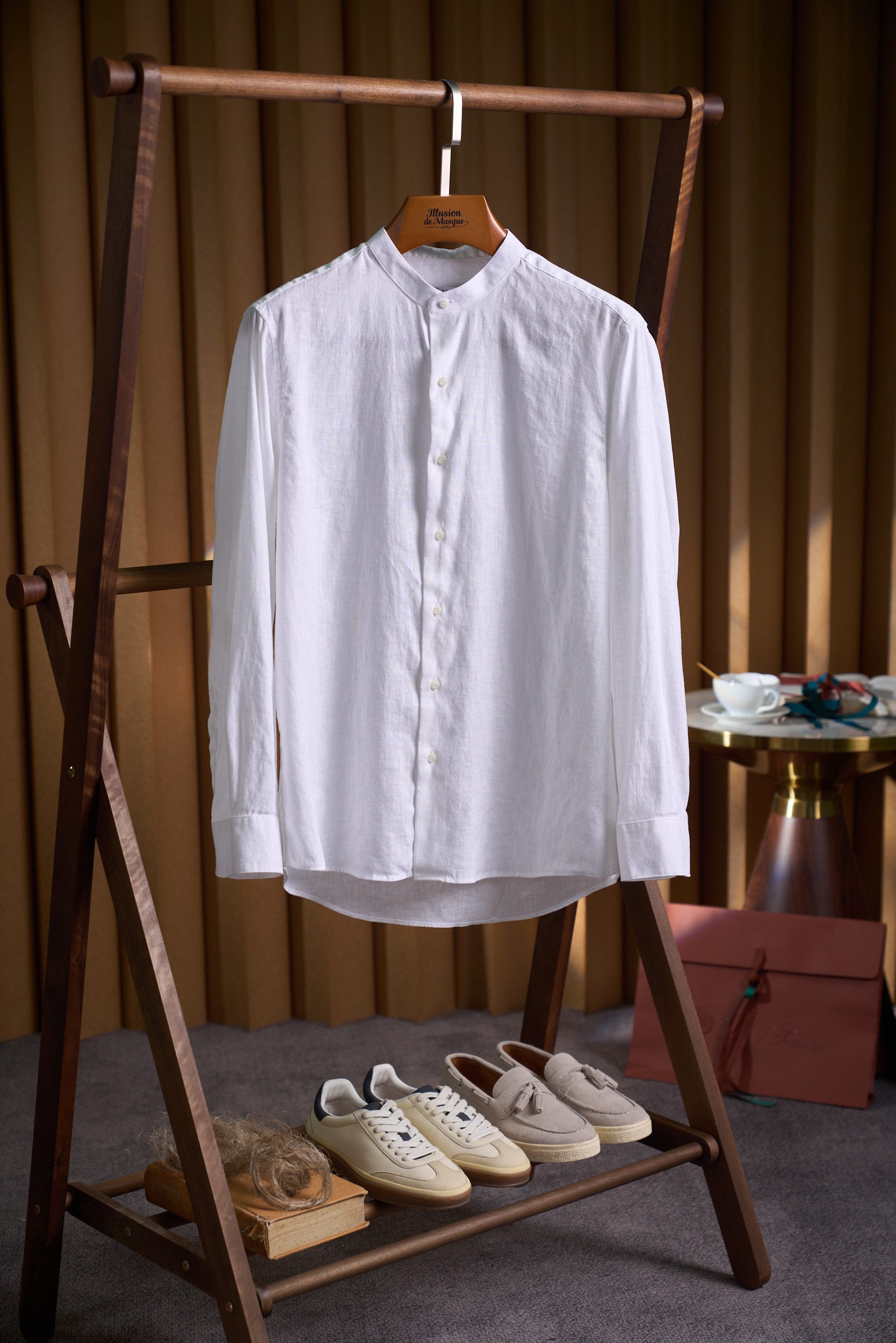 NO:928557,[BC stand-up collar tailored linen shirt, the brand's signature 'low-key luxury'] style and Italian craftsmanship are fully demonstrated in the details, making it a classic item in the contemporary gentleman's wardrobe. 1. Italian stand-up collar design adopts a 3.5cm high stand-up collar cut, with invisible collar support hidden on the inside of the collar to ensure that it is stiff and not easily deformed; the single-row matte metal button placket extends from the collar to the hem, with clean and neat lines, combining the subtlety of a Chinese stand-up collar with the structural sense of Italian tailoring.  2. Linen fabric: High-count flax from the Normandy region of France is selected. The fiber length is 32mm. After being processed by the 'stone grinding softening process', it feels as delicate as a cloud while retaining the natural breathing texture of linen. The fabric contains natural antibacterial ingredients and is twice as breathable as ordinary cotton. It can also keep you dry in midsummer. 3. Craftsmanship details: three-dimensional tailoring shoulder line naturally droops, leaving 4cm space for movement in the bust, pleated back design to enhance waist tolerance, and no sense of restraint when sitting for long periods of time.  The double-button adjustment system for hand-made details on the cuffs can be gathered freely; the three-dimensional patch pocket on the left chest, the edge of the bag flap is hand-rolled, and the stitch spacing is accurate to 0.8cm, highlighting the handwork temperature of Italian craftsmen. Washing and maintenance suggestions 1. Washing method: It is recommended to hand wash gently with cold water below 30℃, use neutral detergent (such as wool-specific laundry detergent), to avoid machine washing and spin-drying, which may cause fiber breakage. Wash dark and light colors separately, and add a small amount of white vinegar to cold water to fix the color before wearing for the first time. 2.  Drying and ironing: Lay flat or hang to dry in the shade to avoid fading caused by direct sunlight; pat the fabric after drying and use gravity to naturally drape the wrinkles. If ironing is required, choose the medium-temperature steam mode (below 110℃) to iron when the fabric is slightly wet to retain the natural texture of linen. 3. Storage: Hang on a wide-shoulder hanger to avoid collar deformation; during long-term storage, it can be used with natural moth balls to prevent moths. Scene adaptation  Pair the casual khaki style with linen shorts and moral shoes for walking in the old townhouses, interpreting the casual elegance of 'old money style'. For light business occasions, the white style is worn with a black turtleneck underneath and a cashmere suit on the outside, suitable for business tea breaks, showing a low-key elegance. For vacation, the military green style is used as a sun protection cardigan, paired with beach pants and woven shoes, showing Italian leisure. Size M-3XL,,shorts,shirts,business suit,19860909【BC立领剪裁亚麻衬衫,品牌标志性的「低调奢华」】风格与意式手工工艺在细节处尽显,是当代绅士衣橱的经典单品. 1.意式立领设计 采用3.5cm高立领剪裁,领口内侧暗藏隐形领撑,确保挺括不易变形；单排哑光金属纽扣门襟,从领口延伸至下摆,线条干净利落,兼具中式立领的含蓄与意式剪裁的结构感. 2.亚麻面料 甄选法国诺曼底产区高支亚麻,纤维长度达32mm,经「石磨柔化工艺」处理后,触感细腻如云朵,同时保留亚麻天然的呼吸纹理.面料含天然抗菌成分,透气性是普通棉的2倍,盛夏穿着亦能保持干爽. 3.工艺细节  立体剪裁肩线自然垂落,胸围预留4cm活动空间,后幅打褶设计增强腰部包容性,久坐无束缚感.  手工细节袖口双扣调节系统,可自由收束；左侧胸前立体贴袋,袋盖边缘手工卷边,针脚间距精确至0.8cm,彰显意大利工匠手工温度. 洗涤养护建议 1. 洗涤方式  建议30℃以下冷水轻柔手洗,使用中性洗涤剂（如羊毛专用洗衣液）,避免机洗甩干导致纤维断裂.  深浅色分开洗涤,首次穿着前可在冷水中加入少量白醋固色. 2. 晾晒与熨烫  平铺或悬挂阴干,避免阳光直射导致褪色；晾干后轻拍面料,利用重力自然垂展褶皱.  若需熨烫,选择中温蒸汽模式（110℃以下）,在面料微湿时熨烫,保留亚麻自然肌理. 3. 收纳  悬挂于宽肩衣架,避免衣领变形；长期存放时,可搭配天然樟脑丸,防止虫蛀. 场景适配  日常休闲卡其色款搭配亚麻短裤与德训鞋,漫步老洋房街区,诠释「老钱风」的随性优雅.  轻商务场合白色款内搭黑色高领衫,外披羊绒西装,适配商务茶歇,低调中透出贵气.  度假出行军绿色款作为防晒开衫,搭配沙滩裤与编织鞋,尽显意式悠闲. 码数M-3XL,,shorts,shirts,business suit,,Men's clothing