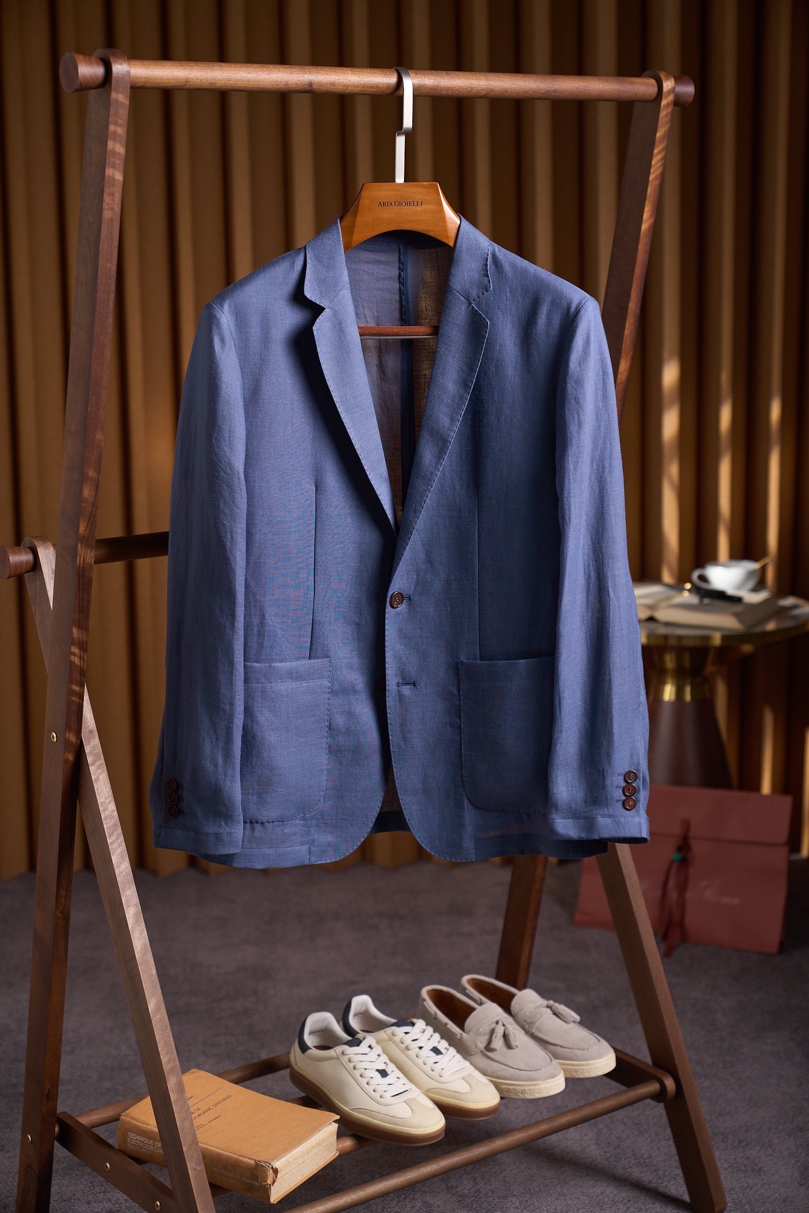 NO:911529,['Ramie Thin Suit | Simple high-end feel, lightweight notched lapel design] Ultra-thin style. The natural fiber structure of ramie is not only good in breathability, but also effectively wicks away sweat, keeping you dry in hot weather. At the same time, ramie also has natural anti-UV function, which can effectively block ultraviolet rays and protect your skin health. The breathability of ramie fiber is 150 times higher than that of cotton fiber, and the moisture dissipation speed is 3 times faster than that of chemical fiber.  The inner handshake seam adopts joint sewing technology, the stitch density is increased by 2 times compared with the conventional one, and the tear resistance is increased by 60%. The single-open design weakens the sense of professionalism and improves the freedom of movement. The three-dimensional shoulder line + waist tailoring is suitable for commuting, dating, and vacation, and can easily switch between 'workplace elite' and 'lazy beauty' modes. It is recommended to hand wash at low temperature and gentle hand washing, machine washing is prohibited to extend the life of clothing. Size M-3XL,, business suit,19860909【「苎麻薄西装｜简约的高级感,轻盈平驳领设计】超薄款 苎麻的天然纤维结构不仅透气性好,还能有效排汗,让您在炎热的天气中也能保持干爽.同时,苎麻还具有天然的防紫外线功能,可以有效地阻挡紫外线的侵害,保护您的皮肤健康. 苎麻纤维的透气性较棉纤维提升150,散湿速度较化纤快3倍. 内里握手缝采用合缝工艺,针脚密度较常规提升2倍,抗撕裂强度提升60. 单开拆设计弱化职业感,提升活动自由度, 立体肩线+收腰剪裁,适配通勤、约会、度假多场景,轻松切换「职场精英」与「慵懒美人」模式. 建议低温轻柔手洗,禁止机洗,延长衣物寿命. 码数M-3XL,,business suit,,Men's clothing