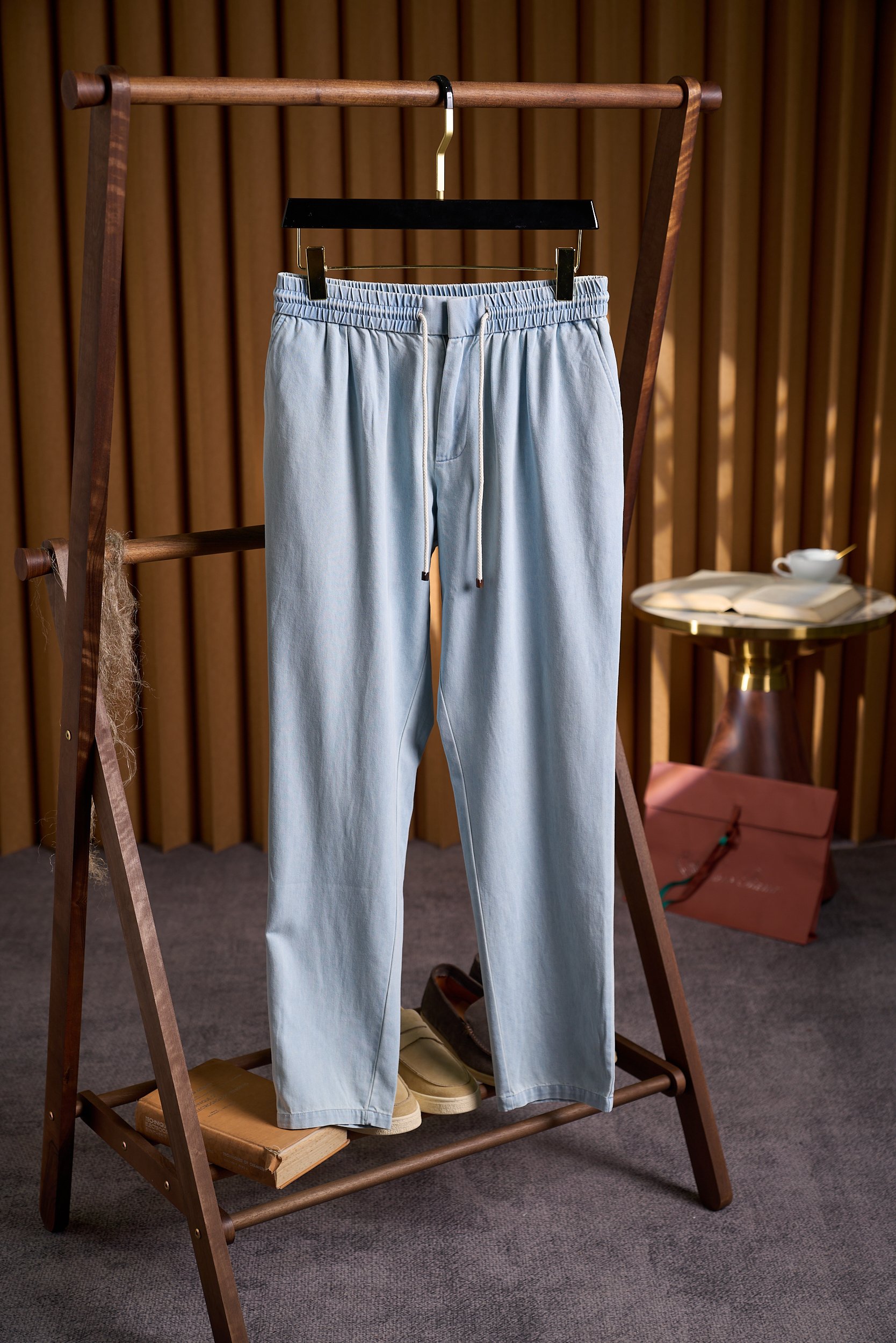 NO:911525,[Brunello Cucinelli (Brunello Cucinelli) iconic item washed soft jeans] Core design and process highlights 1.12 washing and softening processes  It adopts the traditional washing process of Tuscany in Italy, and after 12 steps of gentle rinsing and stone grinding, the stiffness of the denim is completely softened, making it as soft as a cloud, while retaining the natural distressed texture and retro blue tone of the denim. The fabric contains 98 cotton + 2 elastic fibers, which has both breathability and micro-elastic properties, and is not tight after sitting for a long time. 2. Deconstruction details  The contrast stripe pockets and back pockets are spliced with red and white pinstripe cotton and linen blended fabrics, forming a classic Italian color scheme with denim blue. The edges are hand-rolled, and the stitch spacing is accurate to 0.8cm. The hidden drawstring waistband has a built-in 3cm wide elastic webbing, with an adjustable cotton rope drawstring, and the rope head is decorated with walnut beads, taking into account comfort and retro texture.  The custom hardware YKK zipper puller is engraved with the brand's iconic 'Wolf Head' emblem, and the matte black horn buttons are hand-polished to avoid metal scratches on the fabric. 3. Loose and micro-tapered version. The pants are ankle-length, leaving 6cm of movement space at the thigh. The calf is slightly tucked in to modify the leg shape while ensuring free movement. The double pleat design on the front enhances the three-dimensional effect, suitable for matching with sports shoes or loafers, suitable for casual and light business scenes. Washing and care guide 1. Washing method  Machine wash in cold water on a gentle cycle with neutral detergent, the water temperature should not exceed 30°C, and put it in a laundry bag to prevent the contrasting stripes from wearing. Wash separately before wearing for the first time to avoid the floating color of denim from contaminating other clothes; do not use bleach or fluorescent agents. 2. Drying and care: Lay it flat or hang it in a ventilated place to dry in the shade to avoid fading caused by direct sunlight; pat the fabric after drying to restore natural wrinkles.  Low-temperature ironing If you need to iron, choose the low-temperature steam mode below ℃, iron the stripe splicing with a pad to prevent the fabric from shrinking. 3. Daily storage Hang on a wide-shoulder hanger to avoid long-term pressure deformation of the waist drawstring; during long-term storage, you can place natural moth balls in the wardrobe to prevent moths. Code number 48-56, brunello cucinelli, loafers, sneakers, jeans,19860909【Brunello Cucinelli（布鲁内洛·库奇内利）标志性单品洗水软牛仔裤】 核心设计与工艺亮点 1.12道水洗软化工序 采用意大利托斯卡纳传统水洗工艺,经过12道温和漂洗与石磨处理,将牛仔布的硬挺感彻底软化,触感如云朵般柔软,同时保留牛仔自然的做旧纹理与复古蓝调.面料含98棉+2弹性纤维,兼具透气性与微弹特性,久坐不紧绷. 2.解构主义细节  撞色条纹口袋后幅口袋采用红白细条纹棉麻混纺面料拼接,与牛仔蓝形成经典意式配色,边缘手工卷边处理,针脚间距精确至0.8cm.  隐藏式抽绳腰头腰部内置3cm宽弹力织带,搭配可调节棉绳抽绳,绳头缀以胡桃木珠饰,兼顾舒适度与复古质感.  定制五金件YKK拉链头刻有品牌标志性「狼头」徽记,哑光黑牛角纽扣经手工打磨,避免金属刮擦面料. 3.宽松微锥版型 裤长及踝,大腿处预留6cm活动空间,小腿微收,修饰腿型同时确保活动自如.前幅双褶设计增强立体感,适合搭配运动鞋或乐福鞋,适配休闲与轻商务场景. 洗涤养护指南 1. 洗涤方式  冷水轻柔机洗使用中性洗涤剂,水温不超过30℃,放入洗衣袋防止撞色条纹磨损.  单独洗涤首次穿着前单独洗涤,避免牛仔浮色沾染其他衣物；不可使用漂白剂或荧光剂. 2. 晾晒与护理  阴干处理平铺或悬挂于通风处阴干,避免阳光直射导致褪色；晾干后轻拍面料,恢复自然褶皱.  低温熨烫若需熨烫,选择℃以下低温蒸汽模式,垫布熨烫条纹拼接处,防止面料缩水. 3. 日常收纳  悬挂于宽肩衣架,避免腰部抽绳长期受压变形；长期存放时,可在衣柜内放置天然樟脑丸,防止虫蛀. 码数48-56,,brunello cucinelli,loafers,sneakers,jeans,,Men's clothing