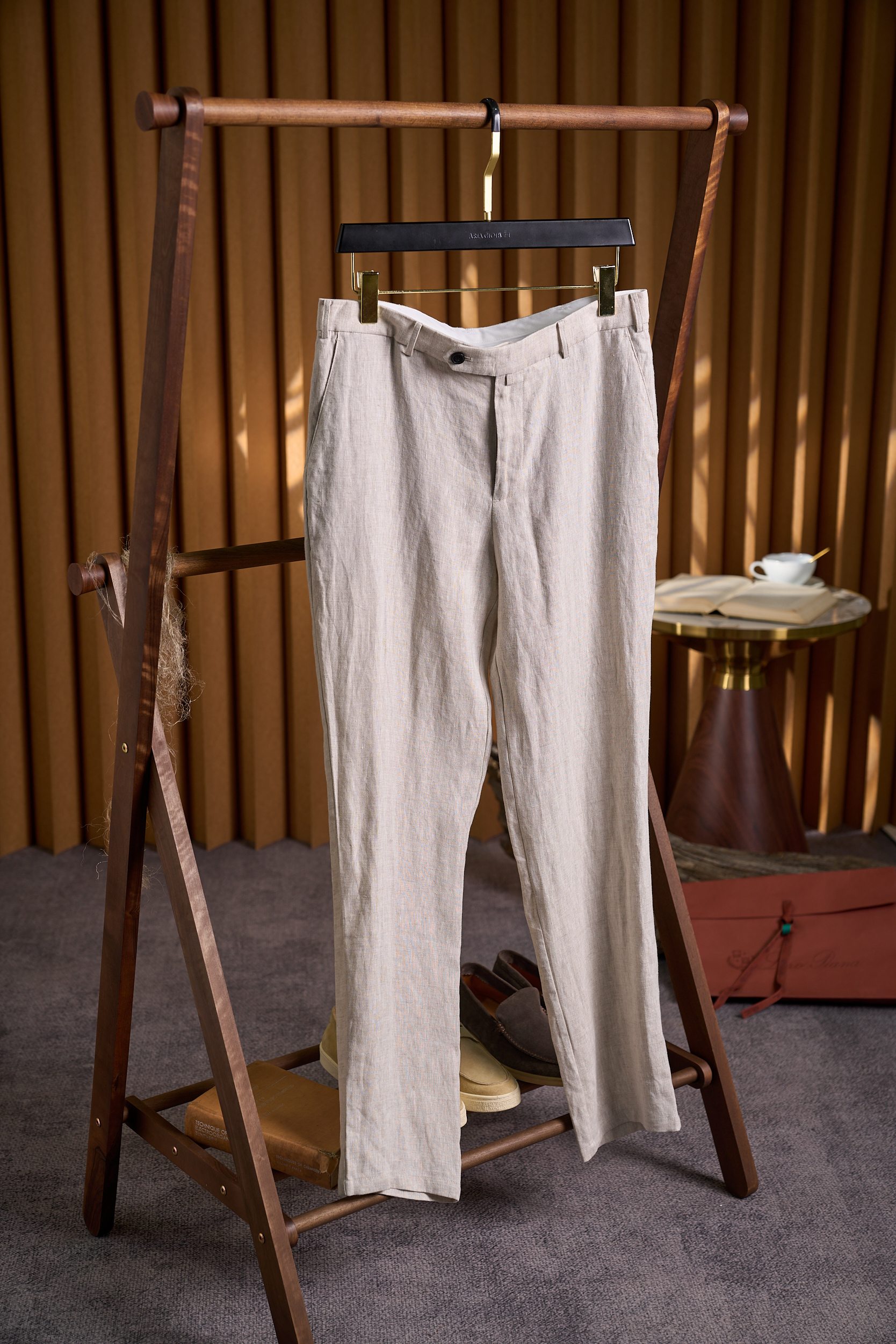 NO:911549,[Noyo Panya men's linen casual trousers·naturally breathing Italian elegance style] Item No. MAA83550 (OS2200F-) Fabric linen (raw material certified by Masters of Linen in Normandy, France) Slightly loose casual style (straight cut, adjustable waist, adaptable to various body shapes) 1. The century-old craftsmanship inheritance of natural and luxurious linen 1. Top-quality raw materials and sustainable concepts  Golden-Producing Area Flax selects long-fiber flax from the core production areas of Normandy, France and Belgium. It is grown under natural rainwater irrigation. The fiber is stronger and the texture is more delicate. It is certified by Masters of Linen and is made in Europe from planting to ready-made garments. It gives the fabric natural antibacterial, moisture-absorbing and breathable properties, and the body temperature is reduced by 3-5°C when worn in summer.  The innovative process breaks the stereotype of traditional linen as 'rough and easy to wrinkle'. It adopts the 'softening textile technology' of Solbiati's century-old factory to make the fabric feel as light as clouds while maintaining a stiff and drapey feeling, which is not easy to collapse after sitting for a long time. 2. Italian aesthetic design details The warm caramel brown color of retro ocher tones, combined with the original texture of natural linen, presents a low-key and layered 'old money style' texture, suitable for the atmosphere of spring and summer sunshine and autumn leaves. Structured tailoring  The waistband is designed with a white contrasting waist lining, which can adjust the waist circumference by ±2cm, taking into account both comfort and neatness; the pocket craftsmanship has a front diagonal pocket with a burgundy lining, and a double back patch pocket with matte black buttons. The stitching is made of cotton thread of the same color, and the details show the handmade warmth; the zipper and button are customized with 'L.P' logo metal zipper, which is smooth and silent, and the warm luster and linen texture form a material collision. 3. Washing and maintenance guide 1. Washing method  Hand washing is preferred. Use neutral laundry detergent (such as wool/silk detergent). The water temperature should not exceed 40°C. Press gently to remove stains to avoid rubbing and pulling to cause fiber deformation. Machine washing tips: If you need to put it in a laundry bag for machine washing, select 'gentle mode' and wash separately (linen easily absorbs dyes from other fabrics). Bleach and fluorescent whitening agents are prohibited. 2. Drying and shaping  Dry in the natural shade and lay flat in a ventilated place to dry, or hang on a wide-shouldered hanger (avoid the hanger from directly contacting the waist to prevent deformation), and avoid direct sunlight (to prevent the fabric from fading and the fibers from becoming brittle). After semi-dry shaping and drying until 80% dry, gently stretch the trouser legs and waist to restore the original shape and reduce wrinkles. 3. Ironing techniques  Temperature control: The maximum temperature of the iron soleplate is ℃. It is recommended to iron at low temperature with a wet towel. Keep a distance of 3cm between the iron and the fabric and shape it with steam rather than pressing it directly. Wrinkle aesthetics The natural wrinkles of linen are its unique style. There is no need to pursue absolute smoothness, and the slight texture is more casual and advanced. 4. Long-term storage: Clean and store, wash and dry, then fold and store to avoid hanging for too long and causing drape deformation; mothballs can be placed in the wardrobe (wrap them in breathable paper to avoid direct contact with the fabric).  Use a soft brush to gently sweep the dust on the surface before storing at the alternation of seasons, and put moisture-proof paper when folding to maintain a dry environment. ------ Note: Linen fabrics may have slight discoloration and shrinkage (about 3) after the first washing, which is normal. It is recommended to wash it separately for the first time. Subsequent wear will become softer and more comfortable with subsequent wear. Size 42-56 (30-38 does not have 37),,gold,19860909【诺悠翩雅男士亚麻休闲西裤·自然呼吸的意式雅绅风范】  货号MAA83550（OS2200F-）  面料亚麻（法国诺曼底产区Masters of Linen认证原料）  版型微宽松休闲款（直筒剪裁,腰头可调节,适配多元身形） 一、自然奢感亚麻的百年工艺传承 1.顶级原料与可持续理念  黄金产区亚麻甄选法国诺曼底与比利时核心产区的长纤维亚麻,经天然雨水灌溉生长,纤维韧性更强、肌理更细腻.通过Masters of Linen认证,从种植到成衣全程欧洲制造,赋予面料天然抗菌、吸湿透气的特性,夏季穿着体感温度降低3-5℃.  革新工艺打破传统亚麻“粗糙易皱”的刻板印象,采用Solbiati百年工厂的“柔化纺织技术”,使面料触感如云朵般轻盈,同时保持挺括垂坠感,久坐不易塌陷. 2.意式美学设计细节  复古赭石色调温暖的焦糖棕配色,融合自然亚麻的原生肌理,呈现低调而富有层次的“老钱风”质感,适配春夏阳光与秋季落叶的氛围感.  结构型剪裁  腰头设计白色撞色腰衬,可微放量调腰围±2cm,兼顾舒适与利落；  口袋工艺前片斜插袋配酒红色内里,后片双贴袋带哑光黑纽扣,缝线采用同色系棉线,细节处彰显手工温度；  拉链与纽扣定制“L.P”标识金属拉链,顺滑静音,温润光泽与亚麻肌理形成材质碰撞. 三、洗涤与保养指南 1.洗涤方式  手洗为优使用中性洗衣液（如羊毛/丝绸专用洗涤剂）,水温不超过40℃,轻柔按压去污,避免搓揉拉扯导致纤维变形.  机洗提示若机洗需放入洗衣袋,选择“轻柔模式”,单独洗涤（亚麻易吸附其他面料的染料）,禁用漂白剂及荧光增白剂. 2.晾晒与塑形  自然阴干平铺于通风处晾干,或用宽肩衣架悬挂（避免衣架直接接触腰头,防止变形）,禁止阳光直射（防止面料褪色、纤维变脆）.  半干塑形晾晒至8成干时,轻轻拉伸裤腿及腰头,恢复原始版型,减少褶皱产生. 3.熨烫技巧  温度控制熨斗底板最高温度℃,建议垫湿毛巾低温熨烫,熨斗与面料保持3cm距离,通过蒸汽塑形而非直接按压.  褶皱美学亚麻的自然褶皱是其独特风格,无需追求绝对平整,轻微肌理更显随性高级. 4.长期存放  清洁收纳洗净晾干后折叠存放,避免悬挂过久导致垂坠变形；可在衣柜内放置樟脑丸（用透气纸包裹,避免直接接触面料）.  季节交替存放前用软毛刷轻扫表面灰尘,折叠时放入防潮纸,保持干燥环境. ------ 注亚麻面料初次洗涤可能出现轻微浮色与缩水（约3）,属正常现象,建议首次单独洗涤,后续穿着会越洗越柔软贴合. 码数42-56（30-38无37）,,gold,,Men's clothing