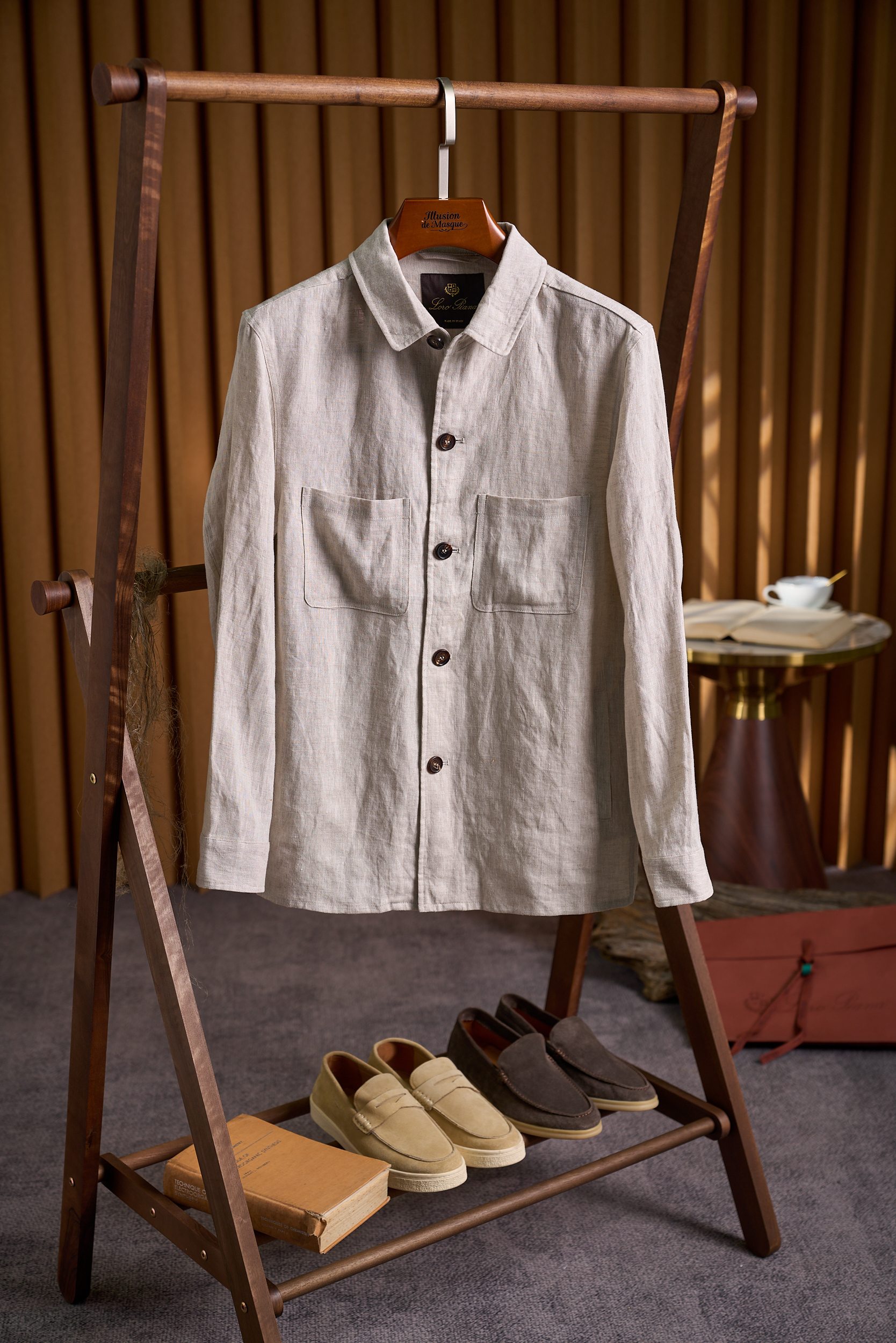 NO:911552,[LORO PIANA men's linen jacket·The natural poetry of Italian light travel] Item No. MAA83 (G-) Fabric linen (worsted craftsmanship in Biella workshop, Italy) Loose casual workwear style (dropped shoulder design, three-dimensional pockets, multi-color optional ocher brown/off-white/light khaki) 1. Fabric philosophy breathing linen art 1. The natural gift of centuries-old craftsmanship Golden linen fiber selected from Piedmont in northern Italy  The organic flax in the production area has a fiber length of more than 30mm. It is naturally fermented through the traditional 'rain and dew retting' process, retaining the original muscles and breathability of the flax. The fabric weighs 180g/m, is as light as a cicada's wings but stiff and stylish, and shows an amber-like warm luster when the sun penetrates. The softening technology uses LORO PIANA  The patented 'Airwash' air-washing process creates a fine velvet feel on the surface of the linen, breaking the 'rough and itchy' stereotype, making it as comfortable as the second layer of skin when worn for the first time. 2. The elegant transformation of the design aesthetic workwear gene. The retro ocher brown is inspired by the autumn olive groves in Tuscany. The color is warm and unobtrusive. As the number of wear increases, it will show a unique 'aged' texture. Every fold is a mark of time. Structural details  The shoulder line of the dropped sleeves falls naturally, accommodating various body shapes, and there is no sense of restraint when moving, interpreting the Italian relaxation of 'effortless chic'; three-dimensional work pockets, double chest patch pockets with hidden snap buttons, and hand-stitched topstitching on the edges of the pockets, which are both practical and decorative; custom-made buttons with dark brown horn buttons engraved with the brand logo, creating a material collision with the linen texture, revealing low-key luxury when opening and closing. 3. Washing and maintenance guide 1. Washing method  For hand washing, neutral detergent is preferred (recommended for wool/silk). The water temperature does not exceed 40°C. Press gently to remove stains. Focus on cleaning the collar and cuffs and avoid rubbing hard to prevent fiber fluffing. Machine washing tips must be placed in a laundry bag, select 'gentle mode', and wash separately (linen easily absorbs other fabric dyes). Bleach and softener are prohibited (softener will clog the pores of linen and affect breathability). 2. Drying and shaping  Dry naturally and lay flat in a ventilated place or hang with a wide-shouldered hanger (the hanger needs to be wrapped with soft cloth to avoid shoulder line deformation). Direct sunlight is absolutely prohibited (to prevent the fabric from fading and becoming brittle). Wrinkle management No need to iron deliberately after drying. The natural wrinkles of linen are its unique style. If you need to tidy up, you can gently stretch the body when it is semi-dry to restore the shape. 3. Ironing techniques  The maximum temperature of the soleplate of a low-temperature steam iron is ℃. Use a damp cotton cloth to iron at low temperature. Keep a distance of 5cm between the iron and the fabric. Use steam to soften the fibers instead of pressing them directly. Taboo: Steam drum ironing may cause local shrinkage of the fabric. It is recommended to use the 'hanging steam' mode (such as a garment ironing machine) and gently sweep the wrinkles from the inside out. 4. Long-term storage  Clean and store, wash and dry, then fold and store in cotton and linen storage bags to avoid hanging the shoulder line for too long and causing sagging of the shoulder line; place natural mothballs (wrapped in breathable paper) in the wardrobe to prevent moth infestation. Use a soft brush to gently sweep the dust on the surface before storing in seasons. Linen has natural antibacterial properties and does not need to be washed frequently. Over-cleaning will damage the fiber structure. ------  Note that due to fiber characteristics, linen fabrics may shrink by 1-2% during the first wash, which is normal; as the number of wear increases, the fabric will gradually stretch and present a more natural drape. Size 48-56,,loro piana,jackets & coats,jackets & coats,gold,19860909【LORO PIANA 男士亚麻夹克外套·意式轻旅的自然诗篇】  货号MAA83（G-）  面料亚麻（意大利Biella工坊精纺工艺）  版型宽松休闲工装款（落肩设计,立体口袋,多色可选赭石棕/米白/浅卡其） 一、面料哲学会呼吸的亚麻艺术 1.百年工艺的自然馈赠  黄金亚麻纤维精选意大利北部 Piedmont 产区有机亚麻,纤维长度达30mm以上,经传统“雨露 retting”工艺自然发酵,保留亚麻原生的筋骨与呼吸感.面料克重180g/m,轻盈如蝉翼却挺括有型,阳光穿透时呈现琥珀般的温润光泽.  柔化处理技术采用 LORO PIANA 专利“Airwash”气流洗工艺,使亚麻表面形成细微绒感,打破“粗糙刺痒”的刻板印象,首次穿着即如第二层肌肤般舒适. 2.设计美学工装基因的优雅蜕变  复古赭石棕灵感源自托斯卡纳的秋日橄榄园,色调温暖而不张扬,随穿着次数增加会呈现独特的“养旧”质感,每一道褶皱都是时光的印记.  结构细节  落肩袖型肩线自然垂落,包容多元身形,活动时无束缚感,诠释“effortless chic”的意式松弛；  立体工装口袋前胸双贴袋配隐藏式按扣,袋口边缘手工辑明线,兼具实用与装饰性；  定制纽扣深棕色牛角扣镌刻品牌标识,与亚麻肌理形成材质碰撞,开合间流露低调奢华. 三、洗涤与保养指南 1.洗涤方式  手洗优先使用中性洗涤剂（推荐羊毛/丝绸专用）,水温不超过40℃,轻柔按压去污,重点清洁领口、袖口时避免用力搓揉,防止纤维起毛.  机洗提示必须放入洗衣袋,选择“轻柔模式”,单独洗涤（亚麻易吸附其他面料染料）,禁用漂白剂及柔顺剂（柔顺剂会堵塞亚麻毛孔,影响透气性）. 2.晾晒与塑形  自然阴干平铺于通风处或用宽肩衣架悬挂（衣架需包裹软布,避免肩线变形）,绝对禁止阳光直射（防止面料褪色、变脆）.  褶皱管理晾干后无需刻意熨烫,亚麻的自然褶皱是其独特风格；若需整理,可在半干时轻轻拉伸衣身,恢复版型. 3.熨烫技巧  低温蒸汽熨斗底板最高温度℃,垫湿棉布低温熨烫,熨斗与面料保持5cm距离,利用蒸汽软化纤维而非直接压烫.  禁忌提示蒸汽鼓烫可能导致面料局部缩水,建议采用“悬挂蒸汽”模式（如挂烫机）,从内向外轻扫褶皱. 4.长期存放  清洁收纳洗净晾干后折叠存放于棉麻收纳袋,避免悬挂过久导致肩线下垂；衣柜内放置天然樟脑丸（用透气纸包裹）,防止虫蛀.  季节交替存放前用软毛刷轻扫表面灰尘,亚麻具有天然抗菌性,无需频繁洗涤,过度清洁反而破坏纤维结构. ------ 注亚麻面料因纤维特性,初次洗涤可能出现1-2的缩水,属正常现象；随着穿着次数增加,面料会逐渐舒展,呈现更自然的垂坠感. 码数48-56,,loro piana,jackets & coats,jackets & coats,gold,,Men's clothing