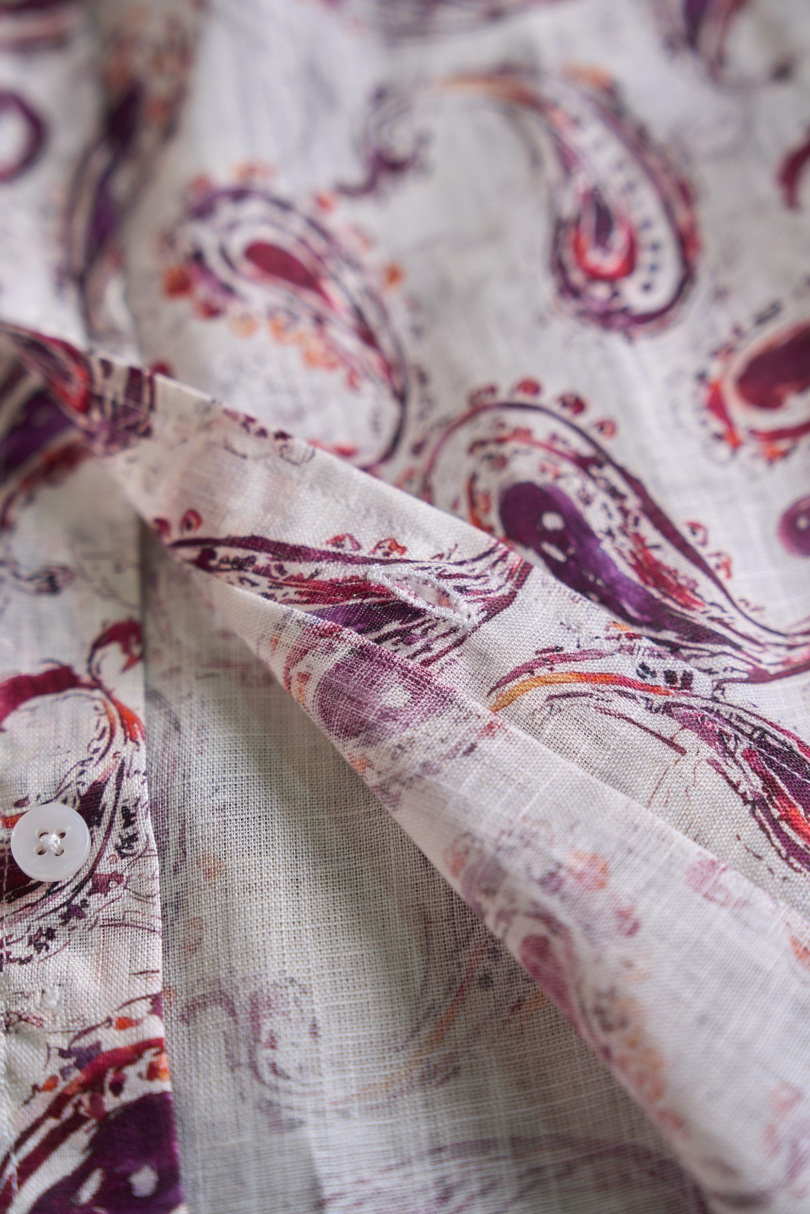 【佩斯利花卉，涡旋中的「生命之花」亚麻男士衬衫】  图腾为佩斯利花纹（Paisley Pattern），其核心元素并非单