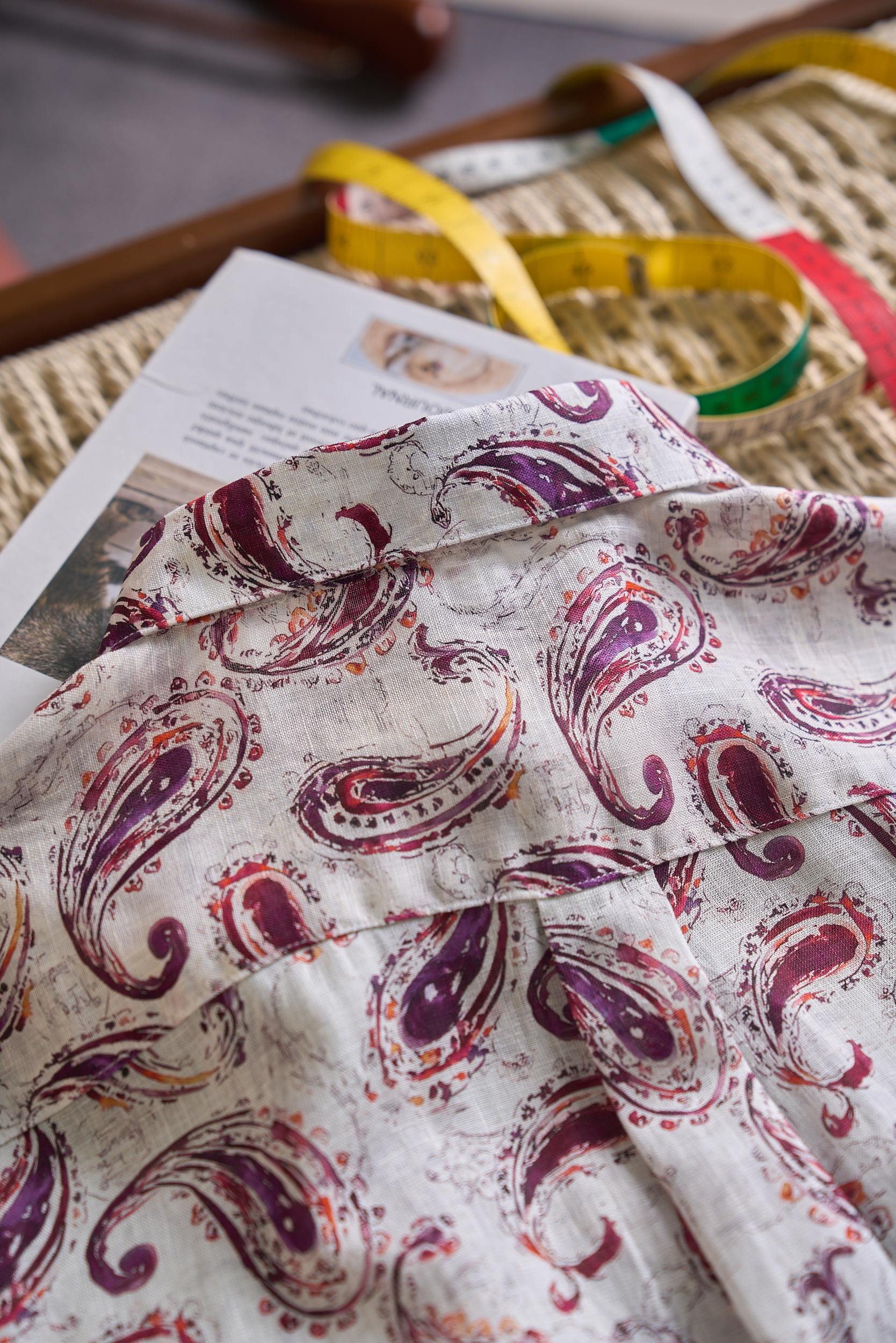【佩斯利花卉，涡旋中的「生命之花」亚麻男士衬衫】  图腾为佩斯利花纹（Paisley Pattern），其核心元素并非单
