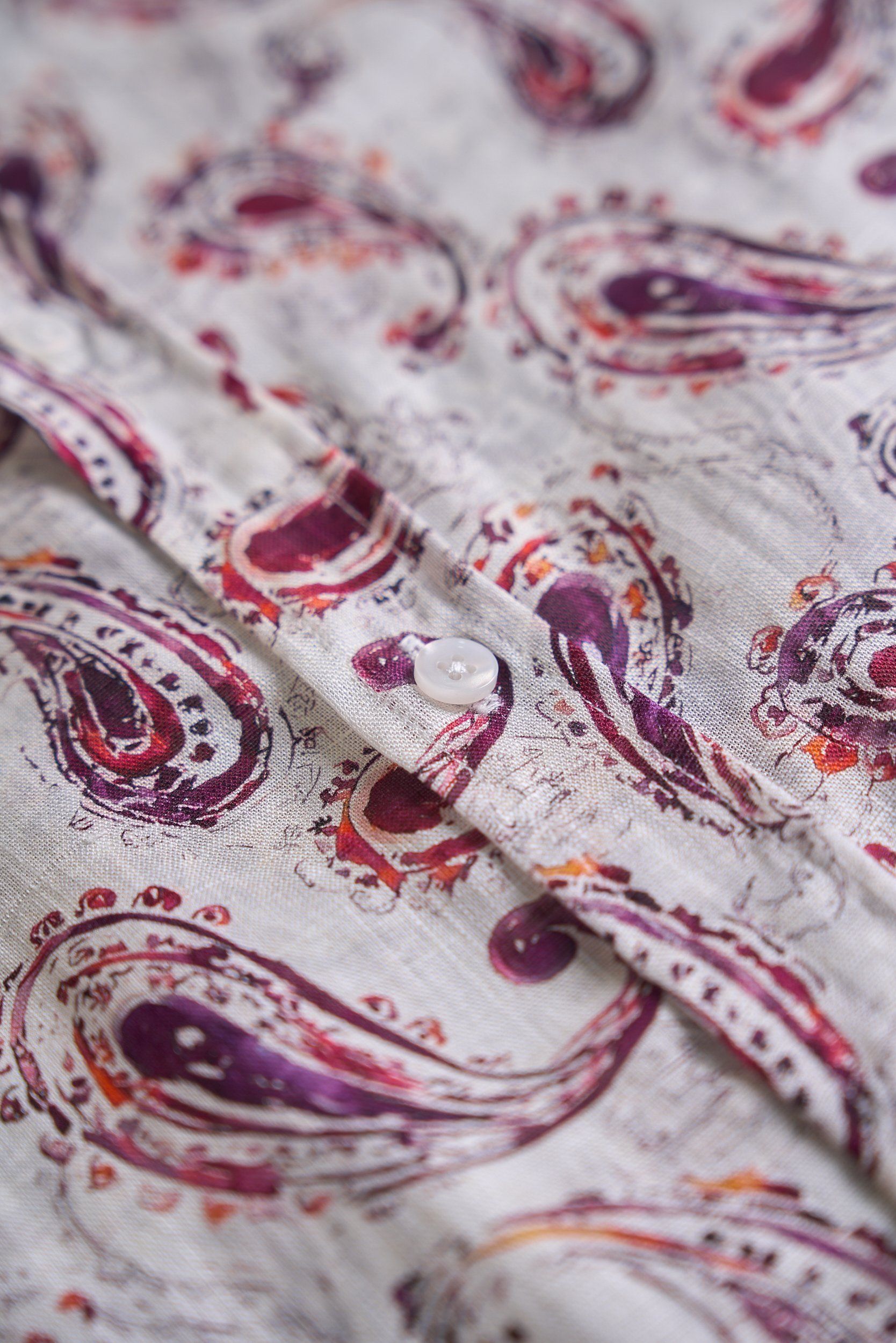 【佩斯利花卉，涡旋中的「生命之花」亚麻男士衬衫】  图腾为佩斯利花纹（Paisley Pattern），其核心元素并非单