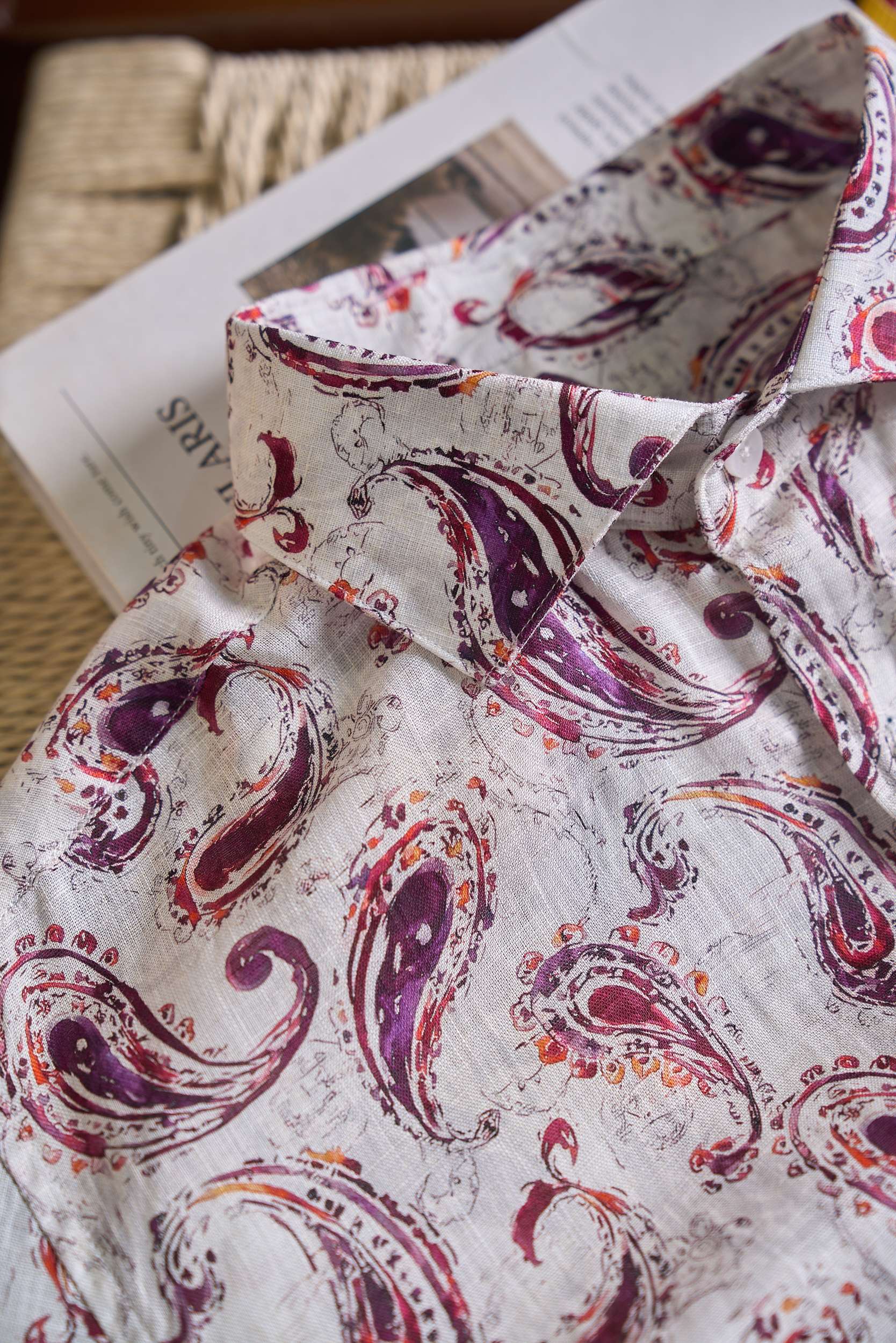 【佩斯利花卉，涡旋中的「生命之花」亚麻男士衬衫】  图腾为佩斯利花纹（Paisley Pattern），其核心元素并非单