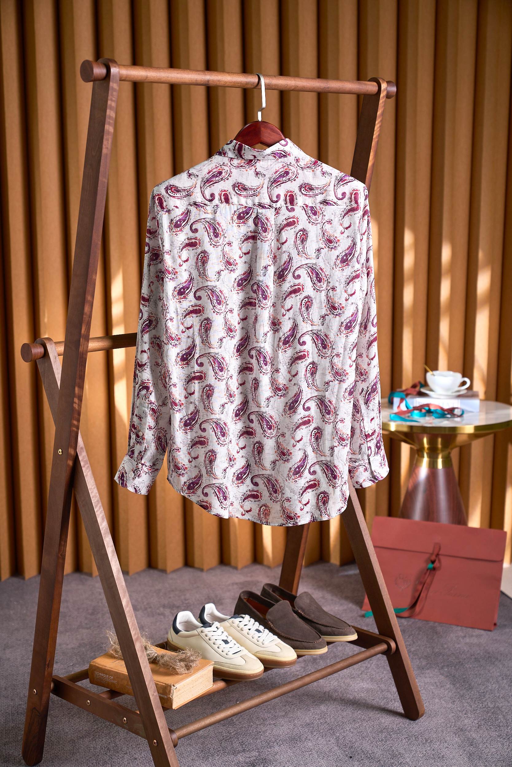 【佩斯利花卉，涡旋中的「生命之花」亚麻男士衬衫】  图腾为佩斯利花纹（Paisley Pattern），其核心元素并非单