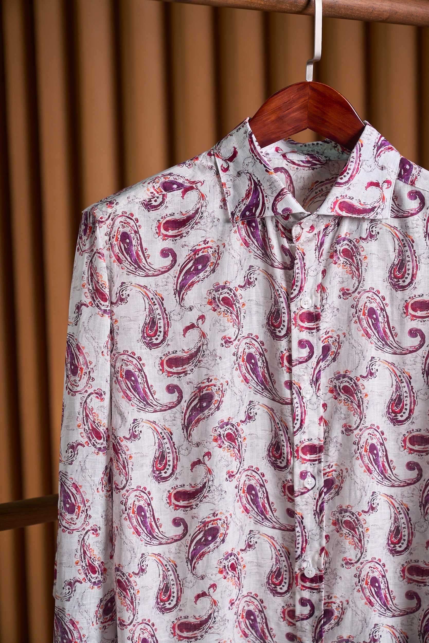 【佩斯利花卉，涡旋中的「生命之花」亚麻男士衬衫】  图腾为佩斯利花纹（Paisley Pattern），其核心元素并非单