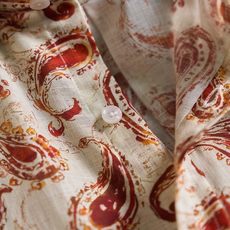 【佩斯利花卉,涡旋中的「生命之花」亚麻男士衬衫】 图腾为佩斯利花纹(Paisley Pattern),其核心元素并非单 【佩斯利花卉,涡旋中的「生命之花」亚麻男士衬衫】 图腾为佩斯利花纹(Paisley Pattern),其核心元素并非单