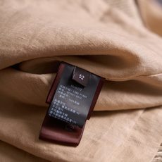 【诺悠翩雅Loro Piana的亚麻慵懒外套,无疑是一件时尚与舒适并存的佳作】作为一个享誉全球的奢侈品牌,以其精湛的工艺 【诺悠翩雅Loro Piana的亚麻慵懒外套,无疑是一件时尚与舒适并存的佳作】作为一个享誉全球的奢侈品牌,以其精湛的工艺
