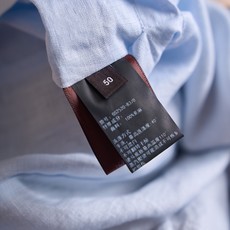 【「一件抵两件」立领双面穿反转色亚麻夹克外套】 这件100%亚麻立领双面穿夹克,把「一件抵两件」的巧思藏进利落剪裁里。甄 【「一件抵两件」立领双面穿反转色亚麻夹克外套】 这件100%亚麻立领双面穿夹克,把「一件抵两件」的巧思藏进利落剪裁里。甄