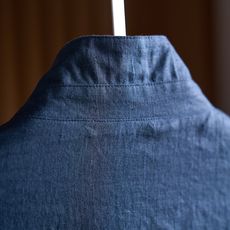 【「一件抵两件」立领双面穿反转色亚麻夹克外套】 这件100%亚麻立领双面穿夹克,把「一件抵两件」的巧思藏进利落剪裁里。甄 【「一件抵两件」立领双面穿反转色亚麻夹克外套】 这件100%亚麻立领双面穿夹克,把「一件抵两件」的巧思藏进利落剪裁里。甄