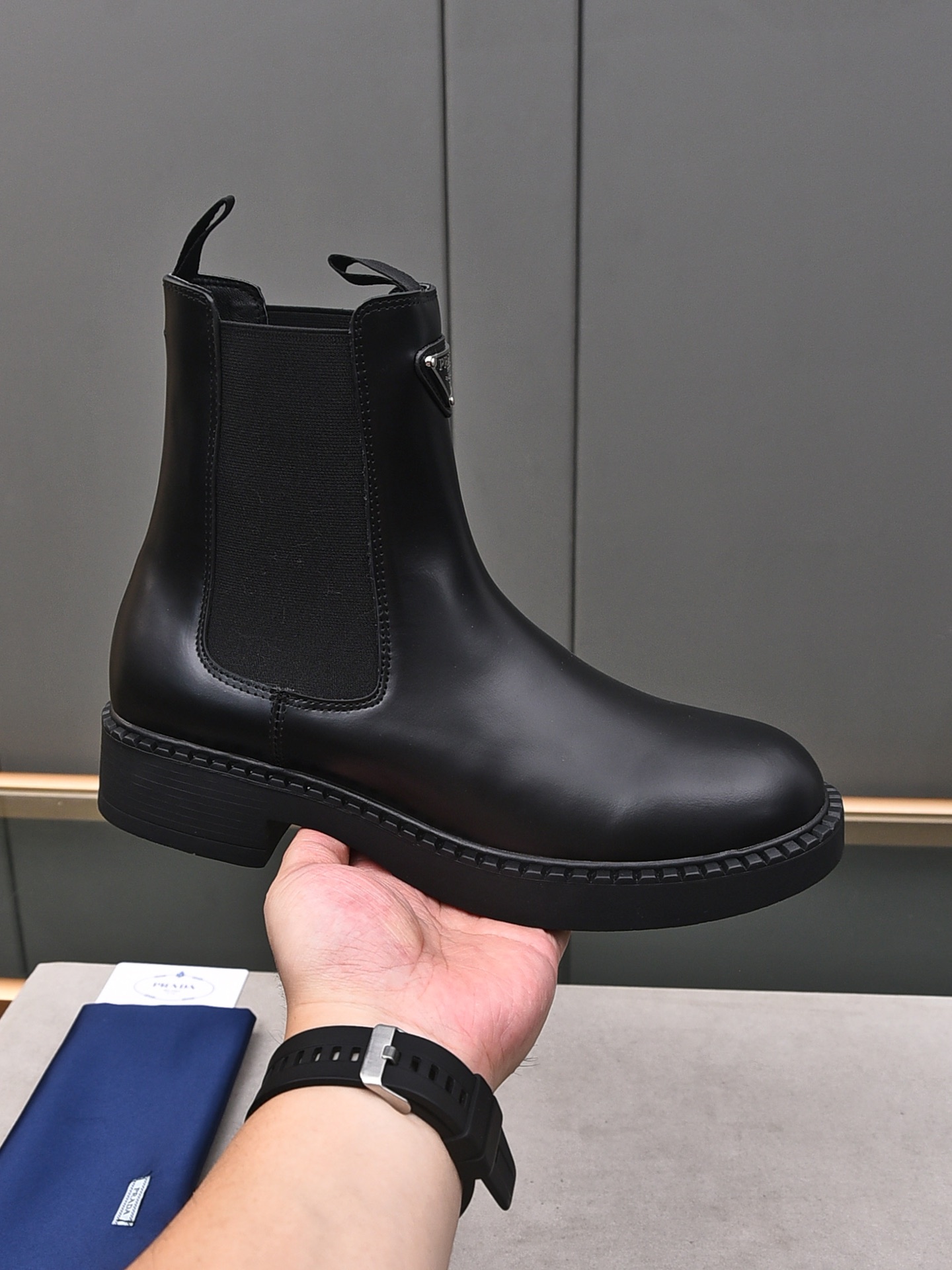 ❣️P [Artefacto callejero de pareja de PRADA] Las botas clásicas, modernas y modernas de Prada 🔥 Muchas celebridades y …