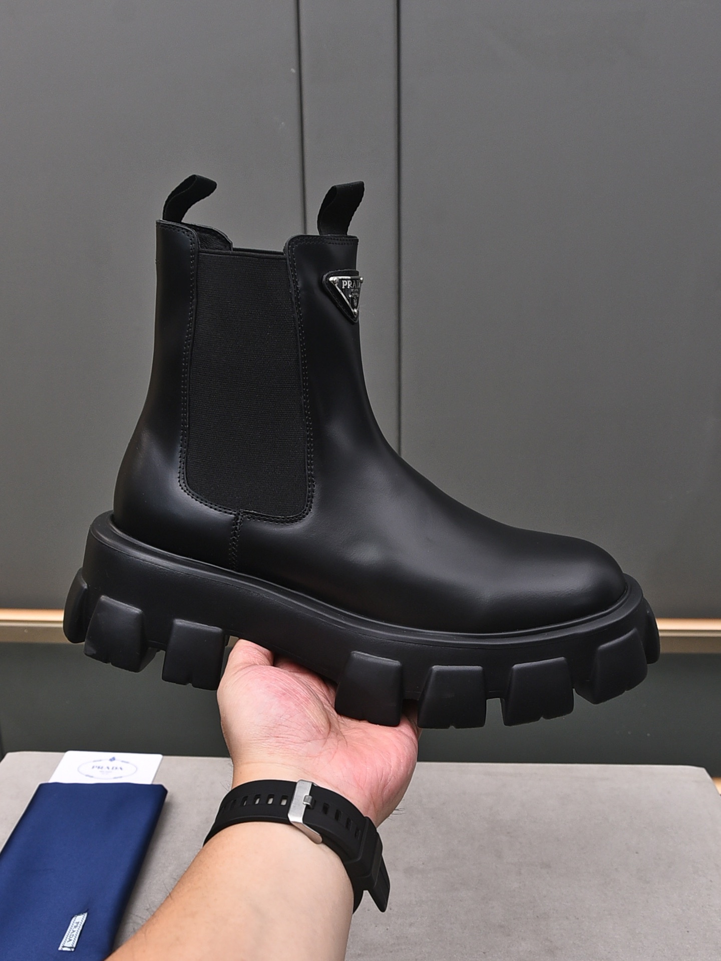 ❣️P [Artefacto callejero de pareja de PRADA] Las clásicas botas de bolso con plataforma y suela gruesa, modernas, moder…
