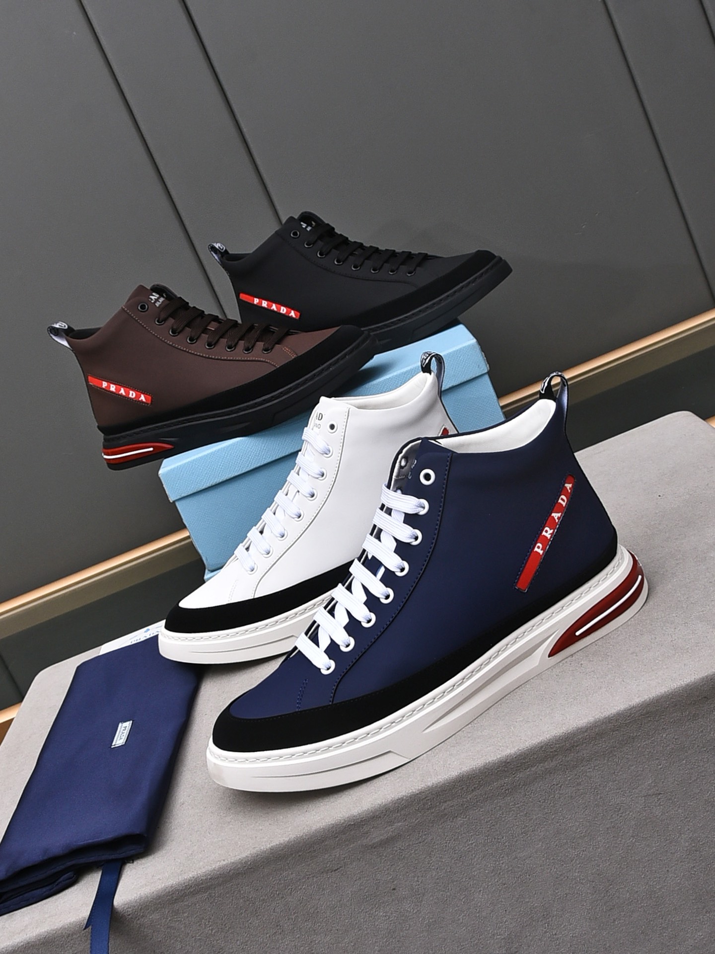 PP300 【高帮普拉达】2023新款休闲男鞋,全新四季款设计,完美做工,打造装柜品质,鞋面:进口小牛皮接拼头层磨砂,全羊皮内里;柔软舒适,橡胶大底超轻 耐磨、简约、百搭风时装男鞋,码数38–44(45定做)