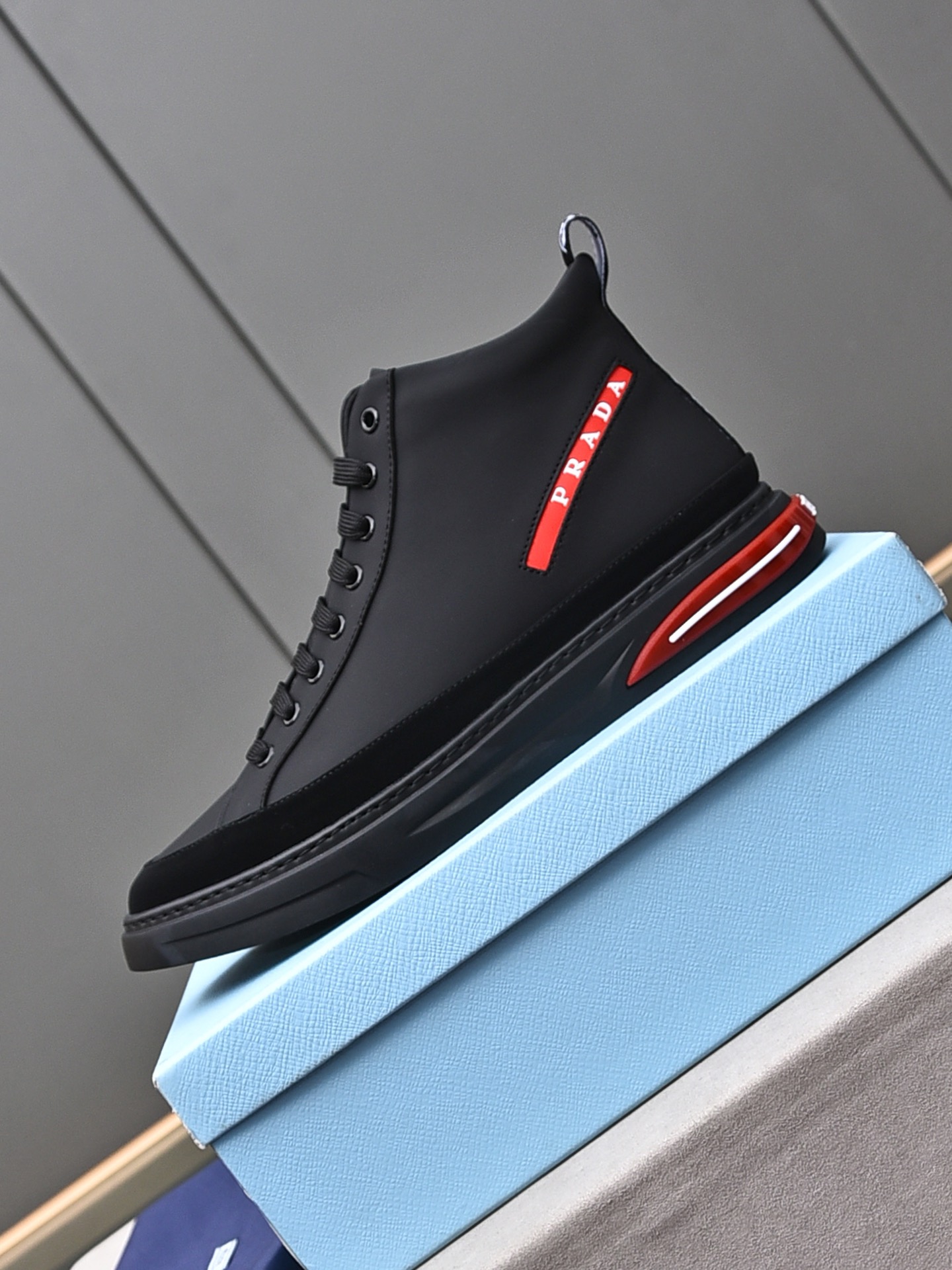 PP300  【高帮普拉达】2023新款休闲男鞋，全新四季款设计，完美做工，打造装柜品质，鞋面：进口小牛皮接拼头层磨砂，全羊皮内里；柔软舒适，橡胶大底超轻 耐磨、简约、百搭风时装男鞋，码数38–44（45定做）