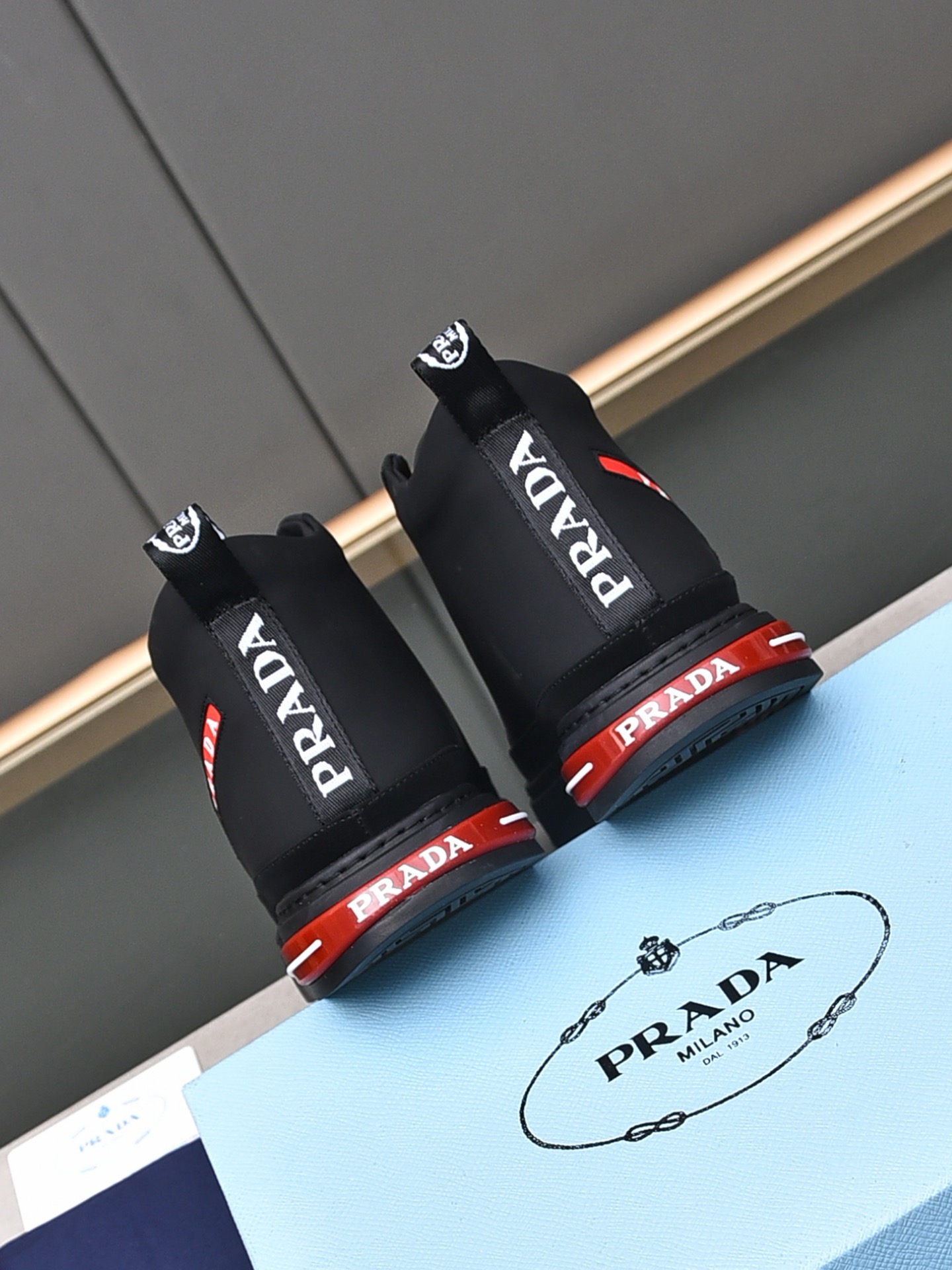 PP300  【高帮普拉达】2023新款休闲男鞋，全新四季款设计，完美做工，打造装柜品质，鞋面：进口小牛皮接拼头层磨砂，全羊皮内里；柔软舒适，橡胶大底超轻 耐磨、简约、百搭风时装男鞋，码数38–44（45定做）