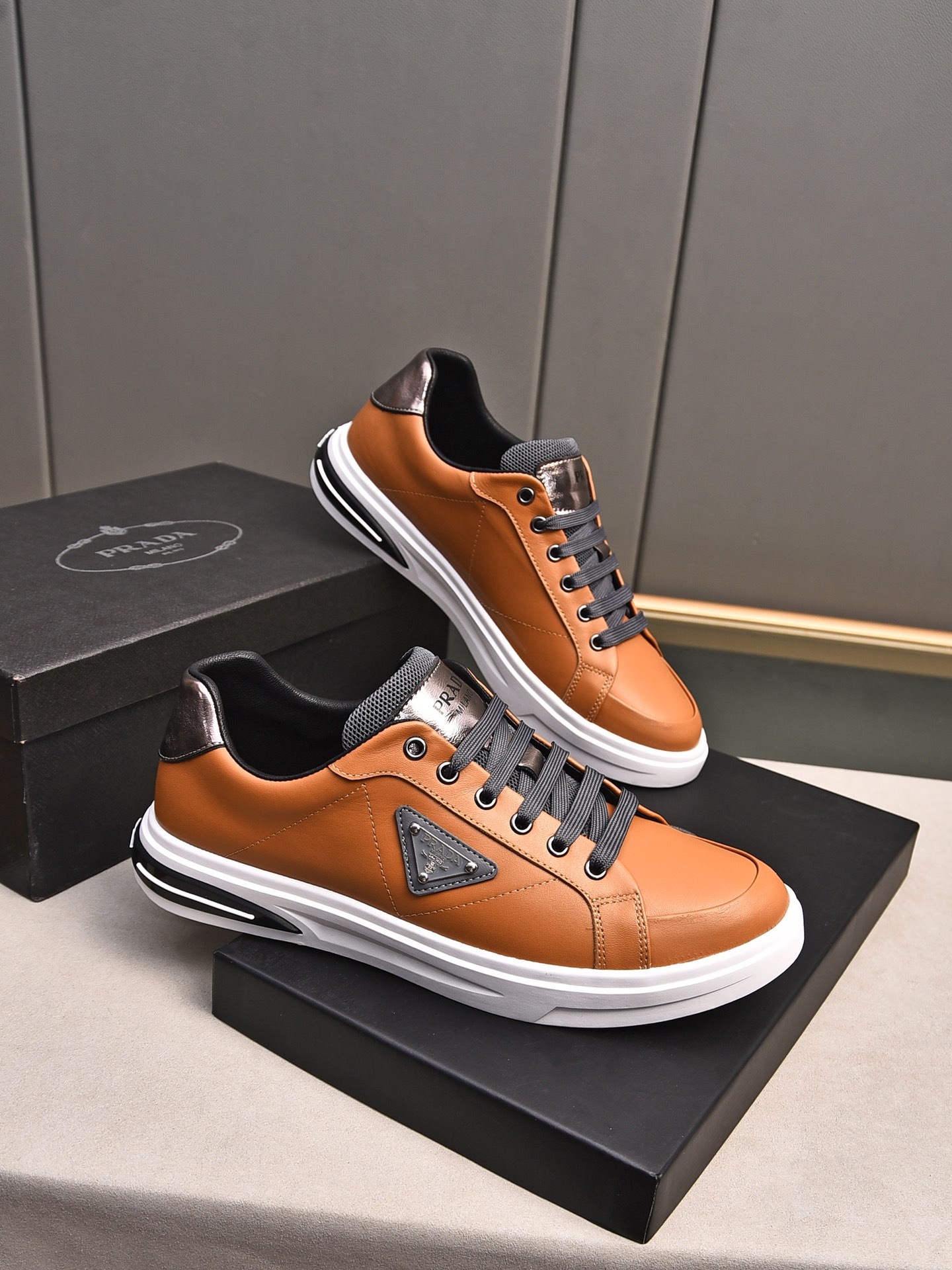 Prada Men's Leather Low-Top Sneakers Casual Fashion Sneakers 5 i1716456365 2620 0
