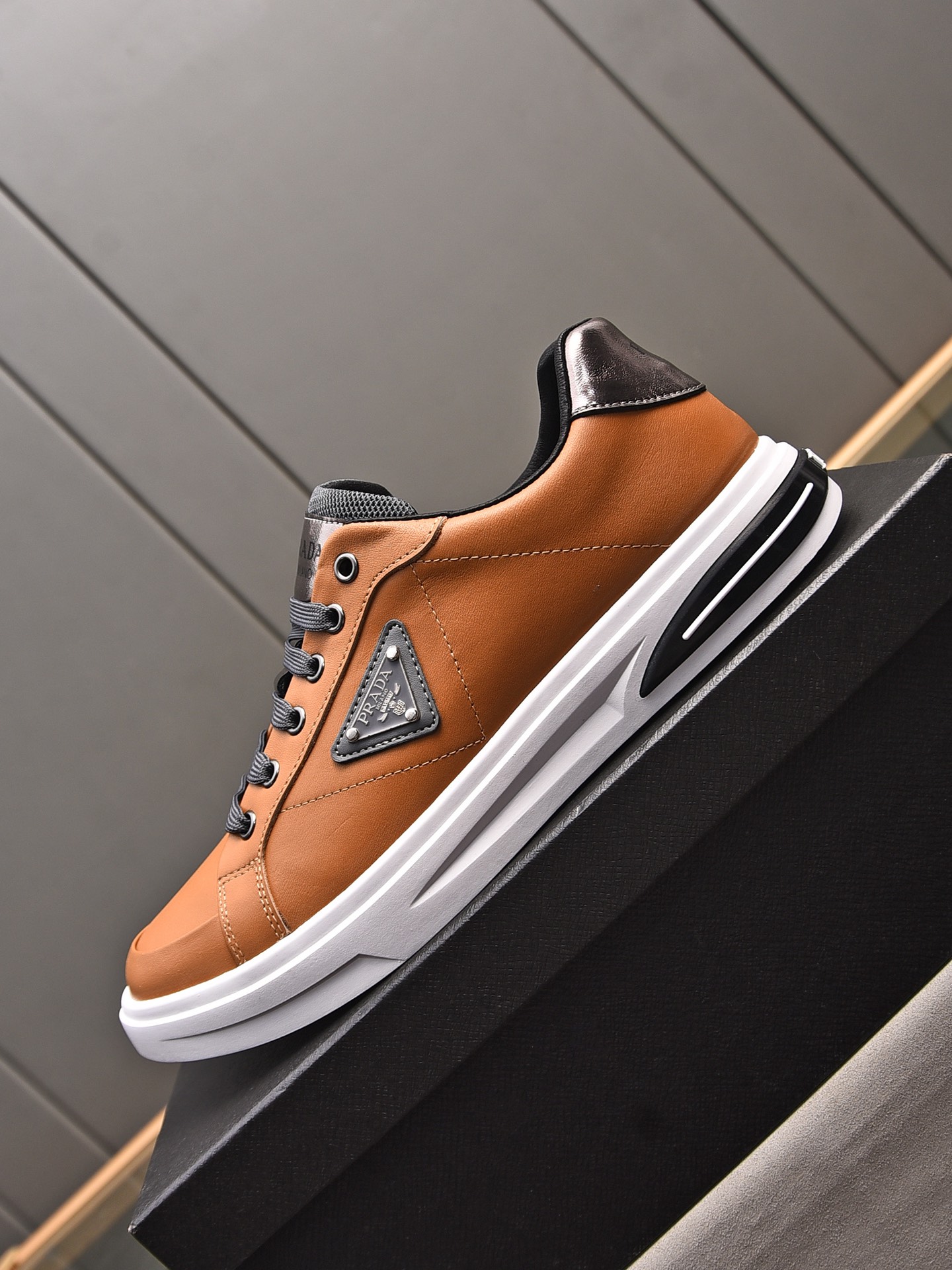 Prada Men's Leather Low-Top Sneakers Casual Fashion Sneakers 6 i1716456365 8593 1