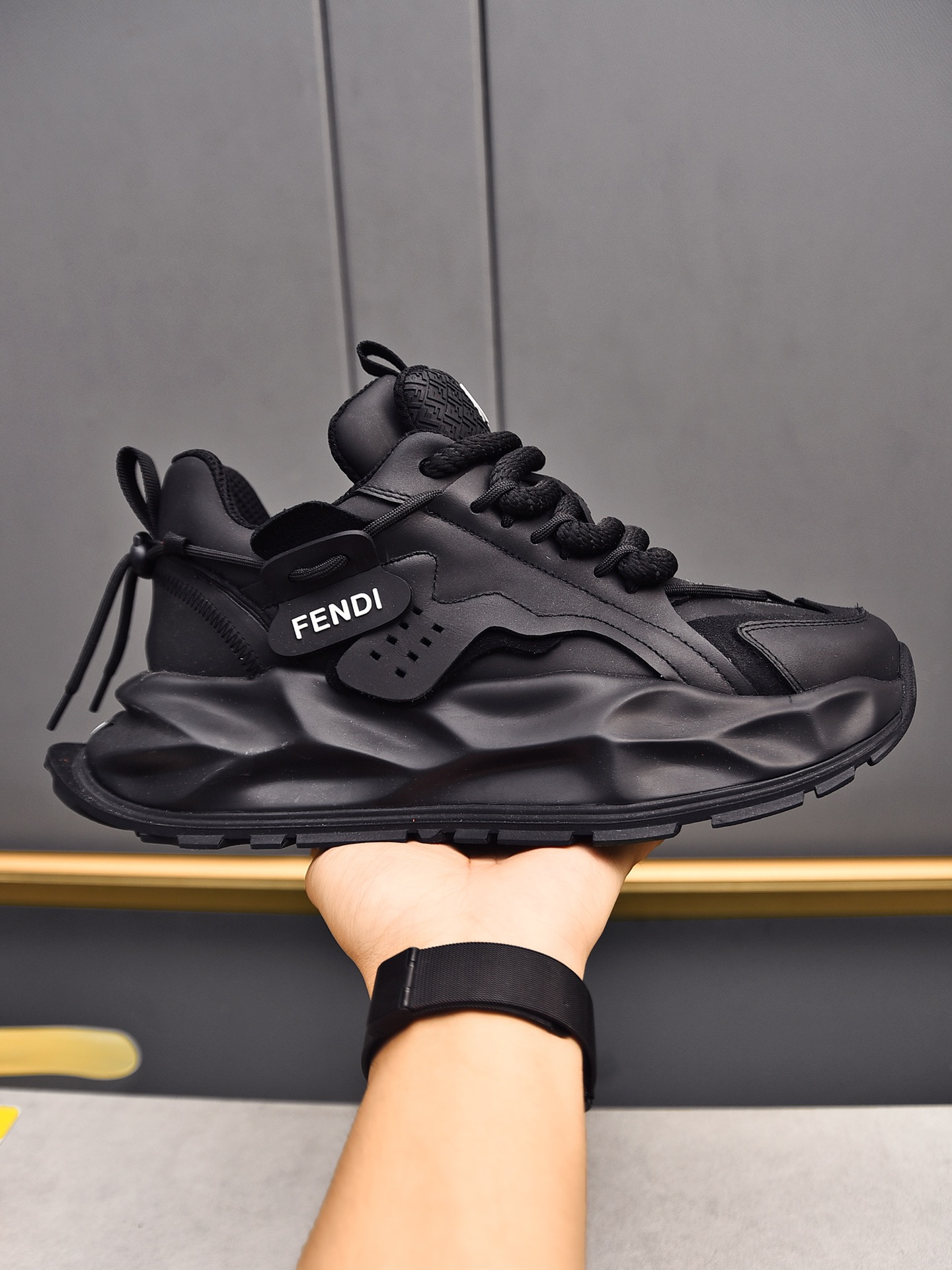 NO:833377,P New FD casual sports shoes, the wavy soles are engraved with the word F. The heels are decorated with embossed Fend* Flow words. The upper cowhide stitching is unique and innovative!  Ultra-light and wear-resistant EVA sole, overall light and comfortable!  Size39-44 (38 45 46 customized),,fendi,sneakers,cowhide19860909P 新品FD休闲运动鞋,波浪形鞋底刻有F字样.鞋跟饰有凸纹压花Fend* Flow字样.鞋面牛皮接拼独特创新！超轻耐磨EVA鞋底,整体轻便舒适！Size39-44（38 45 46定做）,,fendi,sneakers,cowhide,Men's shoes