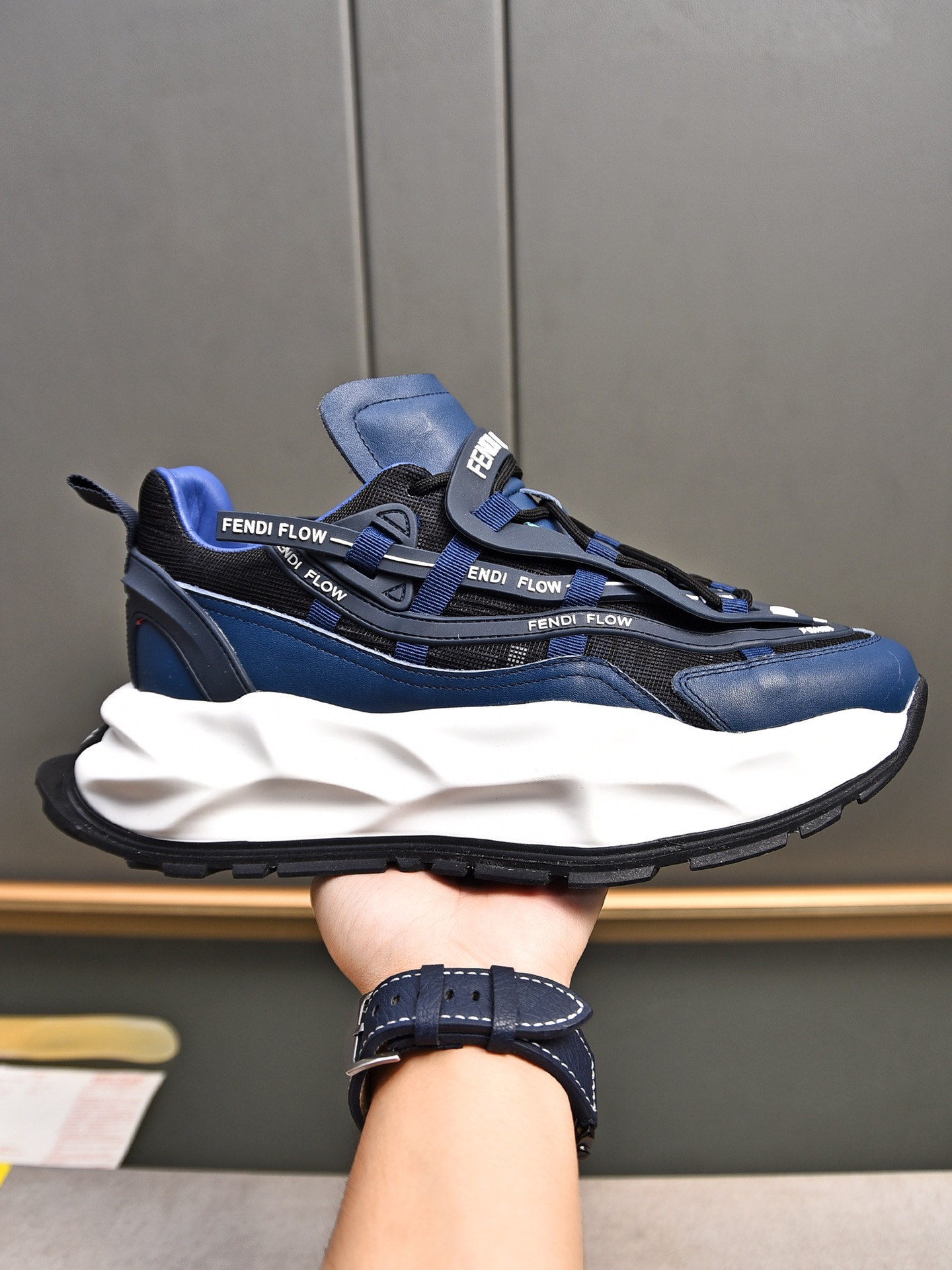 NO:273672,P New FD casual sneakers, the wavy sole is engraved with F. The heel is embossed with embossed Fend* Flow. The upper is unique and innovative in cowhide joints!  Ultra-light wear-resistant EVA sole, overall light and comfortable!  Size39-44 (38 45 46 customized), fendi, sneakers, cowhide19860909P 新品FD休闲运动鞋,波浪形鞋底刻有F字样.鞋跟饰有凸纹压花Fend* Flow字样.鞋面牛皮接拼独特创新！超轻耐磨EVA鞋底,整体轻便舒适！Size39-44（38 45 46定做）,,fendi,sneakers,cowhide,Men's shoes