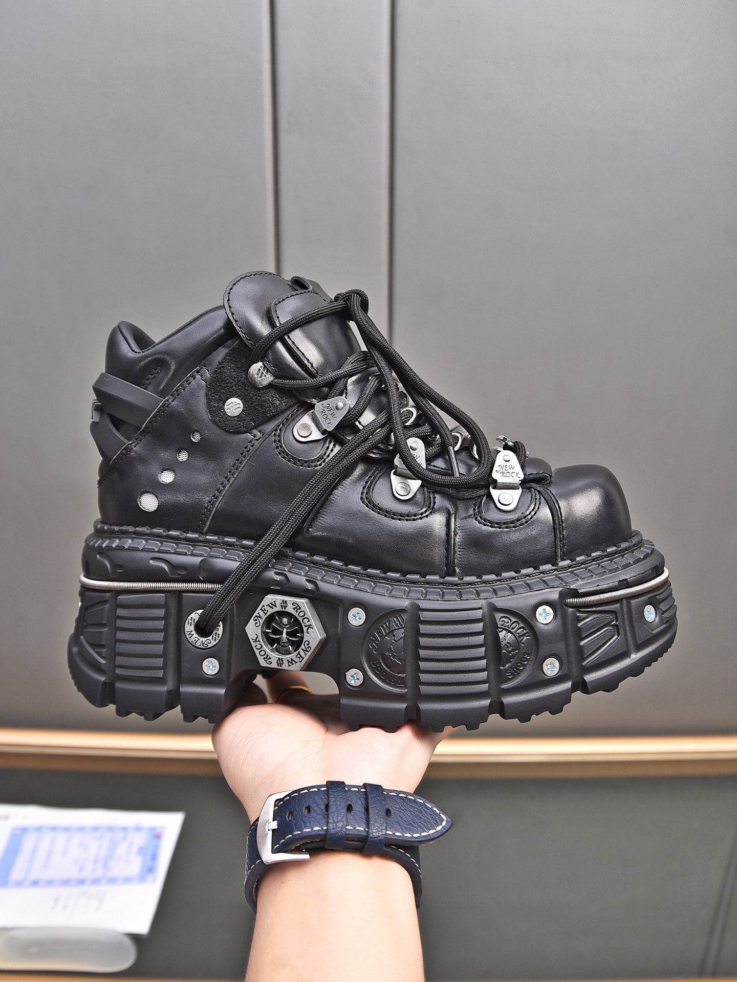 NO:832618,P NewRock. Dark Punk Martin Rock Tank Mecha Hardcore Fighting Shoes NEWROCK is a century-old Spanish high-end shoe brand. Its unique hardcore design has entered the public eye. It uses tank elements as the sole design, subverting conventions, breaking monotony, brightening the overall shape, attracting attention, and achieving a meaningless appearance.  With the design-rich hardcore styling and metal accessories, it unleashes the unruly punk spirit and interprets a unique iconic style. It shows the leadership level of its pioneer originator in the field of thick-soled shoes and is the favorite of major fashion weeks. The ultra-light foam outsole solves the drawbacks of bulkiness, and the knowledgeable ones can enter with their eyes closed. Fabric: First-layer waxy calfskin. Lining: First-layer cowhide lining.  Original foam combination outsole with 8cm heel height and super light weight. Sizes for women: 35-39 (customized to 40, non-refundable), men 39-44 (customized to 45), fully packaged at the counter,,cowhide19860909P NewRock. 暗黑 朋克 马丁 摇滚 坦克 机甲硬核狂战鞋 NEWROCK 西班牙高阶鞋履百年品牌,独具一格的硬核设计进入大众视野,以坦克元素作为鞋底设计,颠覆成规,打破单调沉闷,点亮整体造型,瞩目吸睛,成就无谓之姿. 充满设计感的硬核造型与金属配件的加特下,开启桀骜不驯的朋克精神,演绎独树一帜的标志性风格,在厚底鞋领域展现了其先锋鼻祖的领袖水准,是各大时装周的涅盘宠儿. 超轻发泡大底解决了笨重的弊端,懂货的闭眼入. 面料 头层蜡感小牛皮. 内里 头层牛皮内里. 原版发泡组合大底8公分跟高超级轻. 码数女35-39（40定做不退换）  男39-44（45定做） 专柜全套包装,,cowhide,Men's shoes