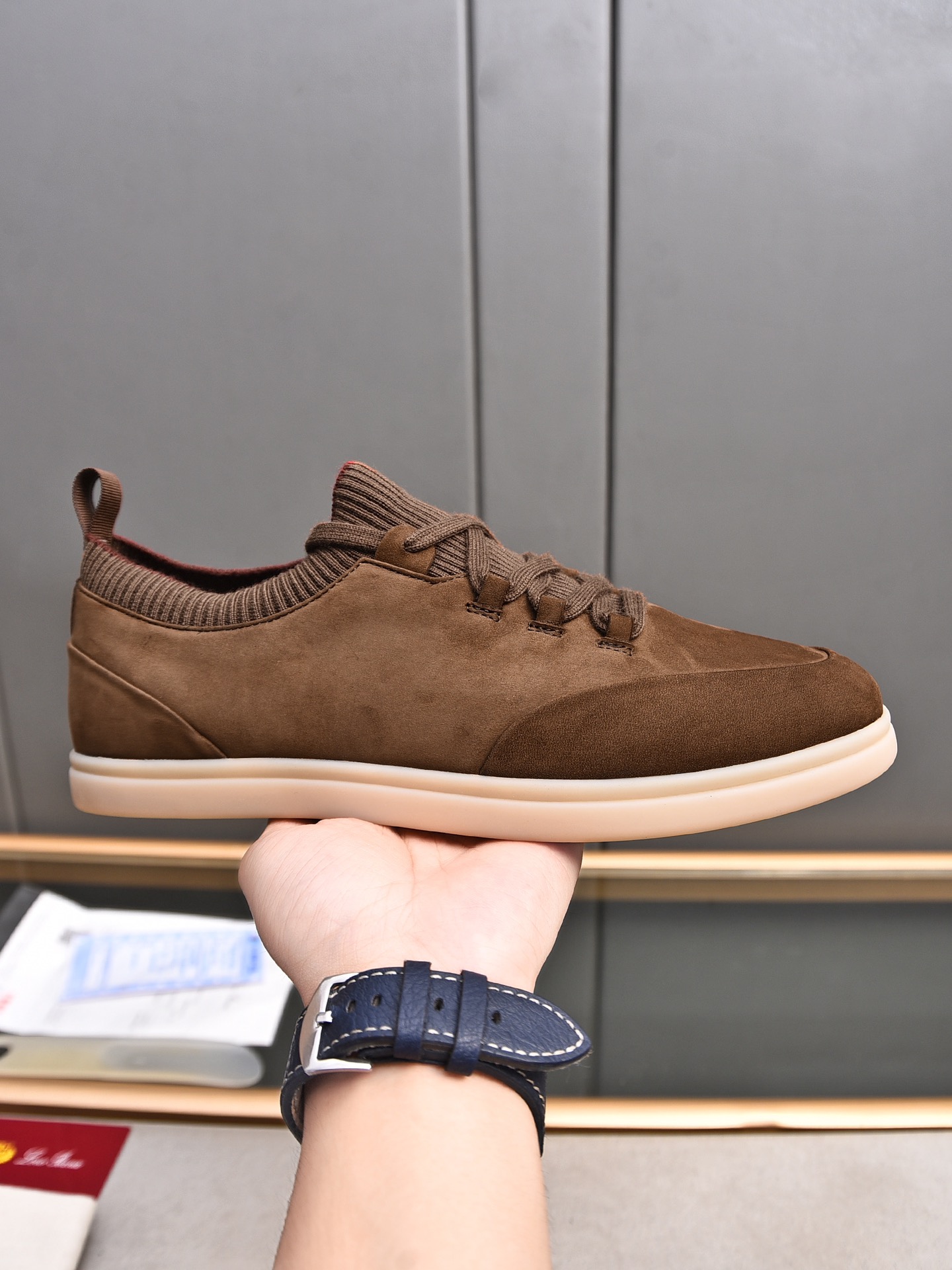 NO:275404,P LP Home New Loro Pian* Soho Walk This casual shoe lazy shoe is made of small frosted cowhide leather. The texture is light, soft and comfortable. The mouth and tongue are matched with high-density two-color knitted decoration. The heel is decorated with Kummel-colored original webbing lifting, which presents a unique three-dimensional effect. The unique style is slightly narrowed in the middle and is embellished with the same material details as the eyelets of the shoe laces. The original mold is light and TPU rubber soles and studs to enhance grip and stability. Functional details are full of modern aesthetics. The hot rear is matched with cushioning to enhance comfort. The counter is available in a full package. Multi-color is available!  Standard counter number 38～44# (custom made in 45), loro piana, loro piana, cowhide19860909P LP家新品Loro Pian*诺悠*翩雅Soho Walk 这款休闲鞋懒人鞋由头层小磨砂牛皮制成.质地轻盈,柔软舒适,鞋口与鞋舌处搭配高密度双色针织修饰,后跟饰有 Kummel色原版织带提环 呈现出别致的立体效果,独特的版型在中段轻微变窄,并以同材质细节做为鞋带孔眼点缀.原版开模轻盈 TPU 橡胶鞋底和鞋钉增强抓地力和稳定性,充满现代美感的功能细节热后部搭配缓冲垫,以提升穿着舒适感,专柜全套包装发售 多色可选！ 标准专柜码数38～44#（45定做),,loro piana,loro piana,cowhide,Men's shoes