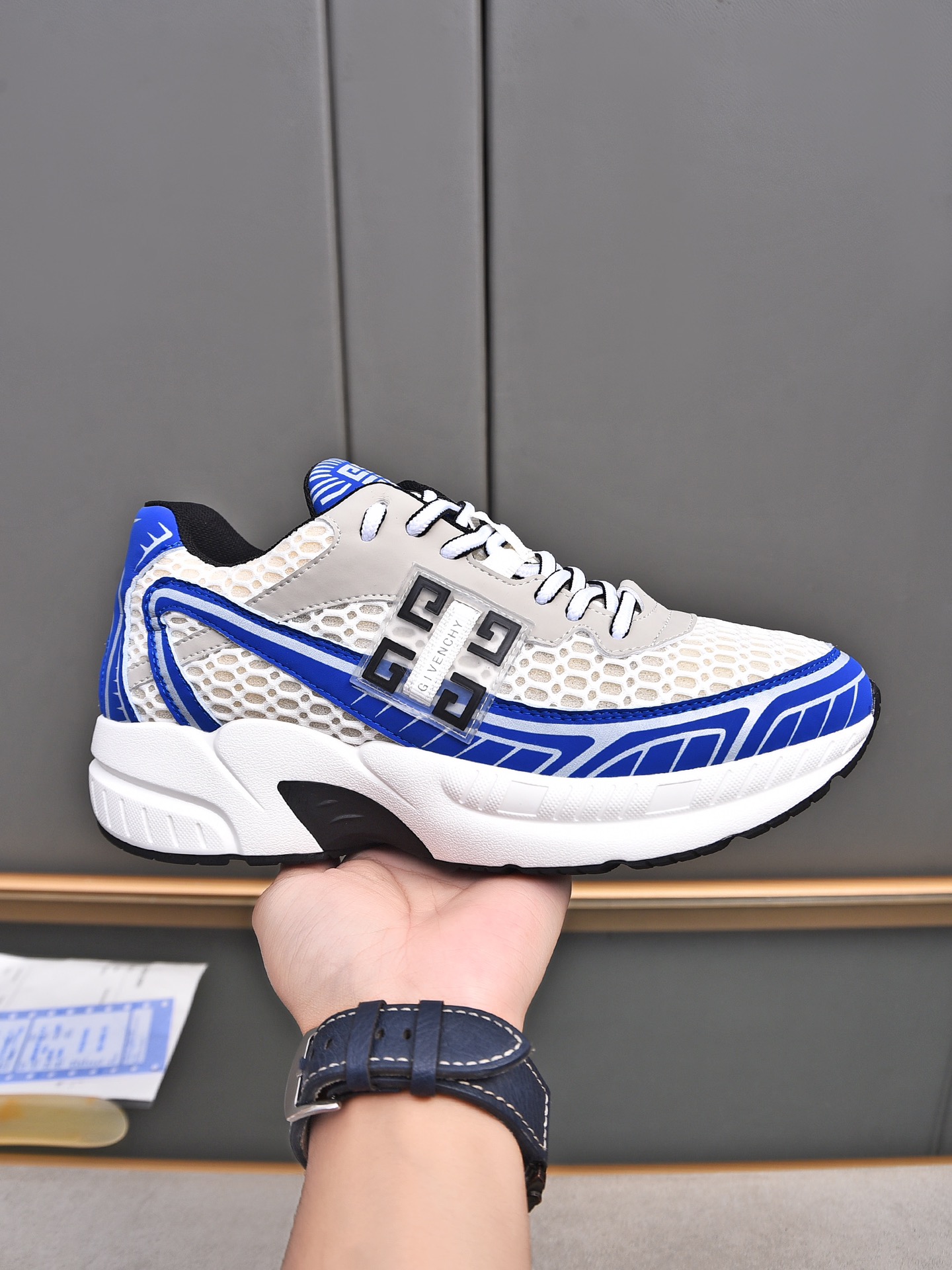 NO:270973,P Gv *y~Givenchy. New GIV 1 men's thick-soled heightened casual sneakers, high-quality calfskin spliced ​​and breathable mesh on the upper!  The footwork is handsome and stylish, with 4CM height and enhancement of aura. The shoe body is contrasting and spliced ​​with 4G LOGO logo and three-dimensional GIVENCHY logo. The lightweight TPU foamed sole makes the feet feel light and comfortable!  Size39-44 (45 custom made), given , given , given , given , sneakers , cowhide19860909P Gv *y～纪梵希.全新GIV 1男士厚底增高休闲运动鞋,鞋面高品质小牛皮拼接透气网面制成！上脚效果帅气有型,增高4CM,提升气场,鞋身撞色拼接设计,饰有4G LOGO标志和立体GIVENCHY标志.轻质TPU发泡大底,脚感轻便舒适！ Size39-44（45定做）,,givenchy,givenchy,sneakers,cowhide,Men's shoes