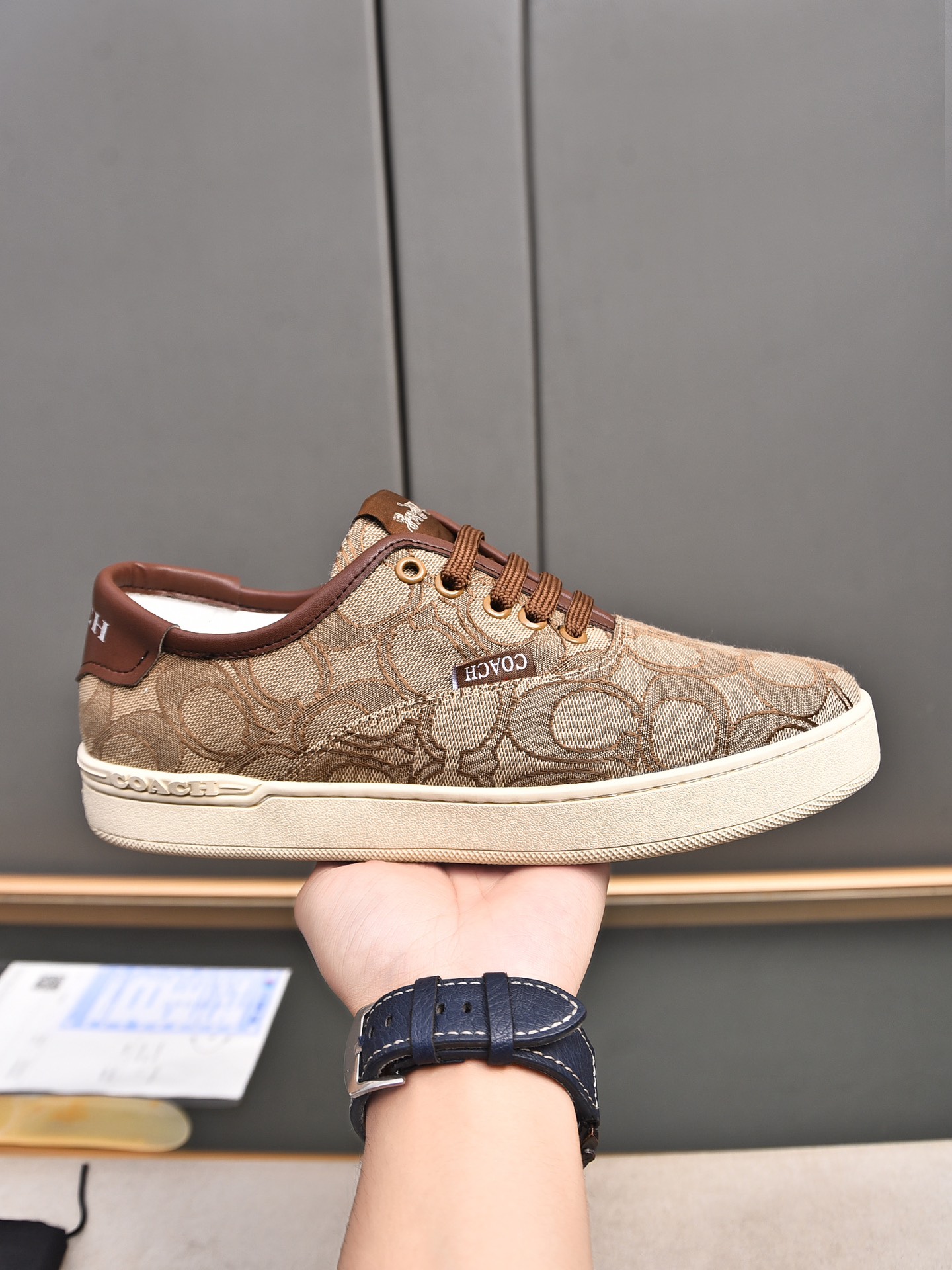 NO:275630,P The new COACH exclusive new men's low-top casual lace-up shoes on the official website are casual and fashionable and versatile, and can be worn all seasons!  !  Panel shoes can be said to be the most popular shoe every year, suitable for young people's trendy choices. This casual men's shoes adopt a convenient lace-up design, which further improves the comfort and fit of the feet and breathability!  !  The first layer of Coach special material!  High-end and atmospheric, adding visual layering, more casual and fashionable, showing a fresh and vibrant side, breathable net!  Comfortable on the feet, soft and breathable, large sole original foam and wear-resistant large sole, color sizes 38, 39, 40, 41, 42, 43, 44 standard codes (customized for 45),,coach,coach,cowhide19860909P 官网上新COACH蔻驰独家新款男士低帮休闲系带板鞋,休闲时尚百搭款,四季可穿！！板鞋可以说是每年最流行的一款鞋了,适合现在年轻人的潮流选择,这款休闲男鞋采用便捷的系带设计,更加提升上脚舒适贴合度,透气度！！头层牛皮蔻驰专用材料！高端大气,增添视觉上的层次感,更加休闲时尚,展现出清新活力的一面,透气网里 ！上脚舒适,柔软透气,大底原版发泡耐磨大底,颜色尺码38、39、40、41、42、43、44标准码（45定做）,,coach,coach,cowhide,Men's shoes