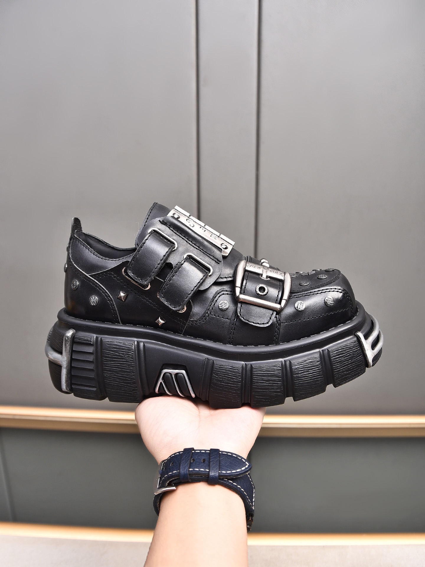 NO:344346,P NewRock. Dark Punk Martin Rock Tank Mecha Hardcore War Shoes NEWROCK Spanish high-end shoes have a century-old brand of high-end shoes. The unique hard-core design has entered the public's vision. With tank elements as the sole design, it subverts the norm, breaks the monotony and dullness, lit up the overall shape, attracts attention and achieves a meaningless posture. Under the design-sensible hard-core shape and metal accessories, the unruly punk spirit is opened up, interprets a unique and iconic style, showing its pioneering leader level in the field of thick-soled shoes, and is the Nirvana darling of major fashion weeks. The ultra-light foamed sole solves the disadvantages of bulkiness, and those who know how to keep their eyes closed. Fabric is waxy calfskin. Inner is top layer of cowhide, top layer of cowhide inner. Original foam combination sole is 8 cm high and super light.  35-39 for women (40 custom made without return) 39-44 for men (45 custom made) full set of counter packaging, cowhide19860909P NewRock. 暗黑 朋克 马丁 摇滚 坦克 机甲硬核狂战鞋 NEWROCK 西班牙高阶鞋履百年品牌,独具一格的硬核设计进入大众视野,以坦克元素作为鞋底设计,颠覆成规,打破单调沉闷,点亮整体造型,瞩目吸睛,成就无谓之姿. 充满设计感的硬核造型与金属配件的加特下,开启桀骜不驯的朋克精神,演绎独树一帜的标志性风格,在厚底鞋领域展现了其先锋鼻祖的领袖水准,是各大时装周的涅盘宠儿. 超轻发泡大底解决了笨重的弊端,懂货的闭眼入. 面料 头层蜡感小牛皮. 内里 头层牛皮内里. 原版发泡组合大底8公分跟高超级轻. 码数女35-39（40定做不退换）  男39-44（45定做） 专柜全套包装,,cowhide,Men's shoes