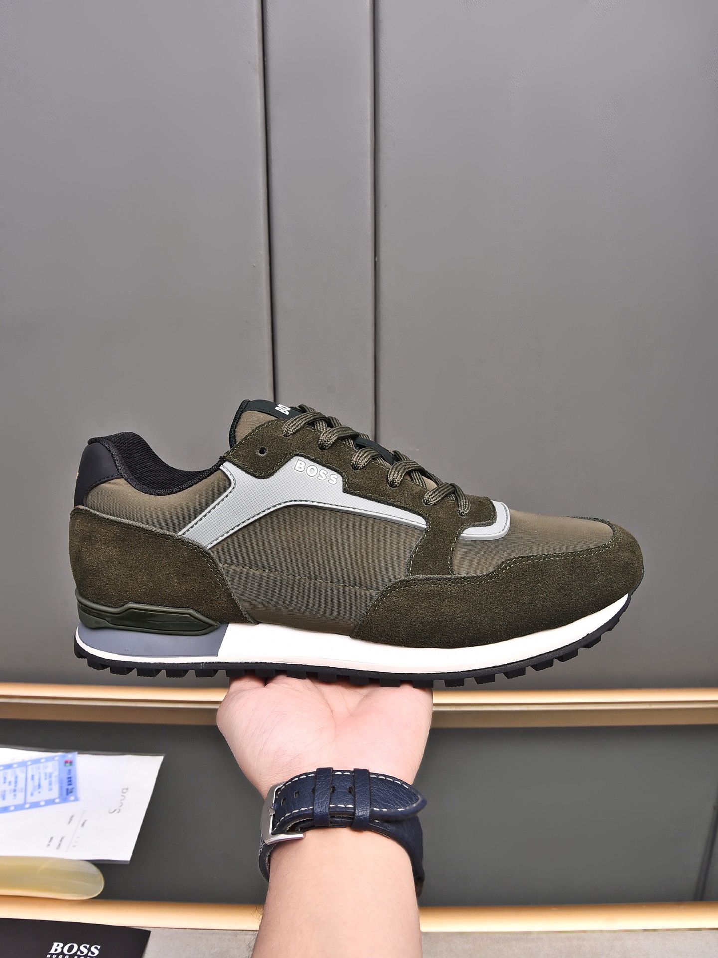 NO:589949,P【BOSS】Original classic casual shoes. This model is the official flagship model. It has 1:1 quality and is made by famous original factory designers. It is made of imported mesh spliced ​​with cowhide and comfortable mesh lining. Perfect last shape, generous and fashionable design, multiple colors available!  Code number 39--44 (45 46 customized),,cowhide19860909P【BOSS】原版经典款休闲鞋本款是官方主打经典款,1:1质量,原厂名师制作,采用进口网布拼接牛皮舒适网布内里.完美楦型,大方时尚的设计,多色可选！码数39--44(45 46定做),,cowhide,Men's shoes