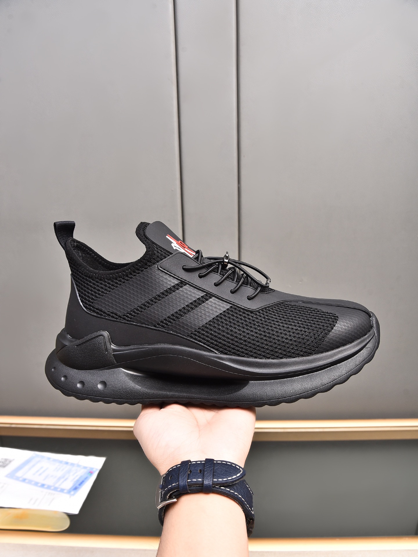 NO:355358,P Moncler men's outdoor lace-up sneakers are comfortable and anti-slip, designed for outdoor running or urban stroll. They are both innovative, functional and graphic details, drawing inspiration from the mountain atmosphere and interpreting fashion. A variety of original materials are spliced ​​together, and the upper is designed with shoelaces and rubber inserts!  The elastic design of the shoe mouth is more convenient to put on and take off. The large sole is foamed and ultra-light sole, which has high elasticity and high wear resistance and improves comfort!  38-44 (45 customized) multi-color selection, Moncler, sneakers19860909P Moncler蒙口男士户外系带运动鞋,具有舒适防滑性能,专为户外跑步或都市漫步而设.兼备创新、功能性与图形细节于一体,从高山氛围汲取灵感,诠释潮流时尚.多种原版材料拼接而成,鞋面采用鞋带和橡胶嵌件设计！鞋口弹力设计穿脱更方便大底采发泡超轻大底,具有高弹性高耐磨性,提高舒适性！38-44(45定做)多色选,,Moncler,sneakers,Men's shoes