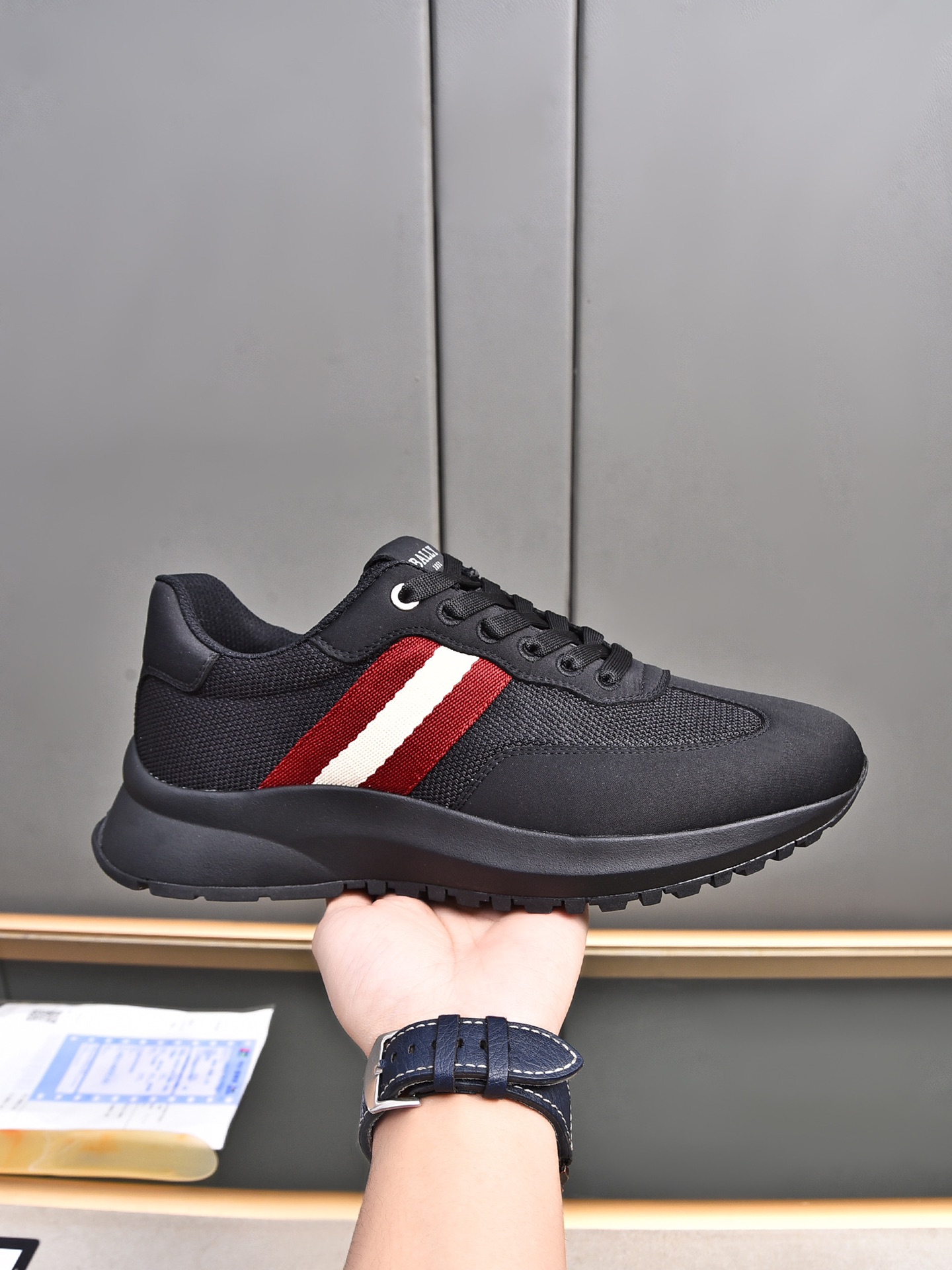 NO:270963,P Bally/Bally new men's spliced ​​casual sneakers are made of imported calf leather and mesh cloth. The sides are decorated with red decorative shoes with the Bally brand logo on the exterior waist, and the double-layer outer tongue is decorated with the Bally brand logo. It is very personalized and highly recognizable. It is equipped with cowhide feet, rubber   PU sole, extremely comfortable on the foot, and visible texture. Size39-44 (customized for 38.45), ballly, sneakers, cowhide19860909P Bally/巴利 新款男士拼接休闲运动鞋,采用进口小牛皮搭配网布而成,两侧缀以红色装饰鞋外腰饰有Bally品牌标志,双层外鞋舌饰有Bally 品牌标志,个性化十足,辨识度极高,配牛皮垫脚,橡胶 PU大底,上脚极度舒适,质感可见.Size39-44（38.45定做）,,bally,sneakers,cowhide,Men's shoes