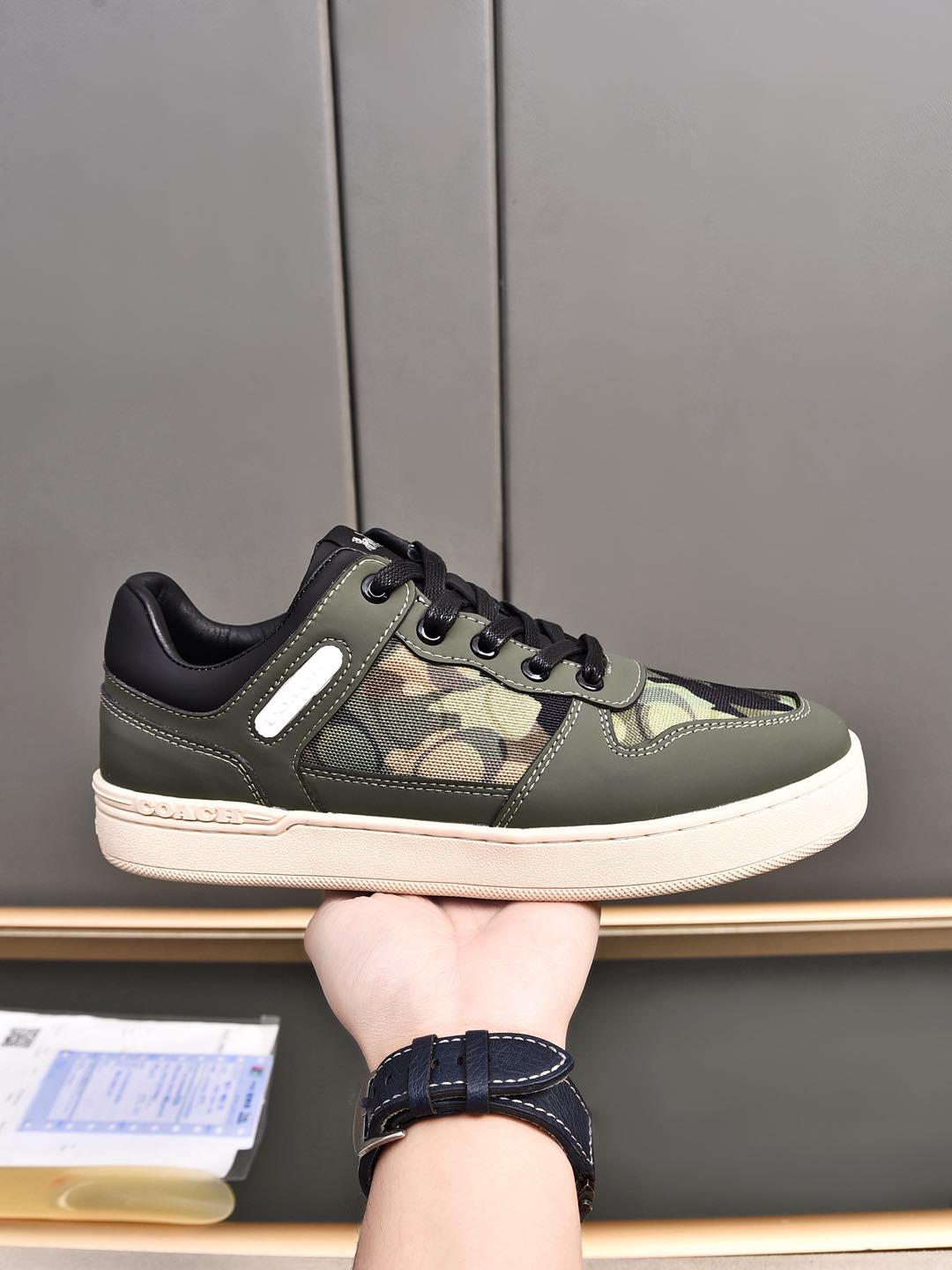 NO:275625,P 2025 Spring COACH exclusive new men's low-top casual lace-up shoes, casual and fashionable and versatile, and can be worn all seasons!  !  Panel shoes can be said to be the most popular shoe every year, suitable for young people's trendy choices. This casual men's shoes adopt a convenient lace-up design, which further improves the comfort and fit of the feet and breathability!  !  Upper material imported C-shaped imported waterproof fabric!  High-end and atmospheric, adding visual layering, more casual and fashionable, showing a fresh and vibrant side, breathable inside, soft and breathable, with a large bottom anti-slip wear-resistant rubber bottom, color sizes 38, 39, 40, 41, 42, 43, 44 standard codes (customized for 45),,coach,coach19860909P 2025春季COACH蔻驰独家新款男士低帮休闲系带板鞋,休闲时尚百搭款,四季可穿！！板鞋可以说是每年最流行的一款鞋了,适合现在年轻人的潮流选择,这款休闲男鞋采用便捷的系带设计,更加提升上脚舒适贴合度,透气度！！鞋面材质进口C字进口防水布料！高端大气,增添视觉上的层次感,更加休闲时尚,展现出清新活力的一面,内里透气羊里,柔软透气,大底防滑耐磨橡胶大底,颜色尺码38、39、40、41、42、43、44标准码（45定做）,,coach,coach,Men's shoes