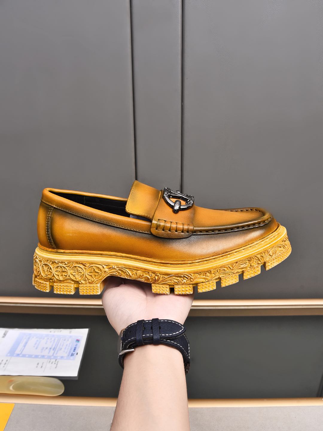 NO:270979,P ——Brand [LOUIS VUITTON] LV. Louis Vuitton ——Same style on the official website of quality Original outsole ——Material custom-made top layer calf leather cowhide inner original outsole ——Style category Men’s fashion casual business leather shoes Men’s footwear series Young fashion European and American trend British style Random matching Feet feel comfortable ——Size number 39-44 (38.45 can be customized) ——Available in multiple colors,,louis vuitton,louis vuitton,louis vuitton,cowhide19860909P ——品牌【LOUIS VUITTON】LV.路易威登 ——品质官网同款 原版大底 ——材料定制头层小牛皮 牛皮内里 原版大底 ——款式类别男士时尚休闲商务皮鞋 套脚款男鞋系列 年轻时尚 欧美潮流 英伦风格 随意搭配 脚感舒适 ——码数39-44（38.45可定做） ——颜色多色可选,,louis vuitton,louis vuitton,louis vuitton,cowhide,Men's shoes