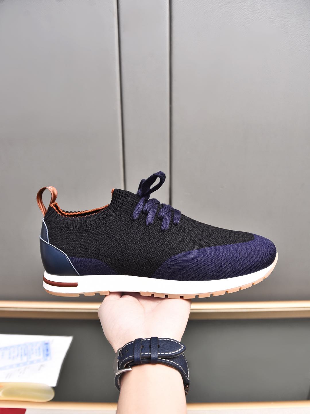 NO:275402,P LP new product is available for sale Loro Piana (Nuoyou Pianya) knitted sneakers | Made of Wish wool blended fabric | Upper is made of unique knitted fabric making process | Comprehensive one-to-one recovery of the counter process flow | Add original mold opening rubber three-color combination process outsole | Size 39-44 (customized for 45.46),,loro piga,loro piga,sneakers19860909P LP新品发售 Loro Piana(诺悠翩雅)针织运动鞋｜采用 Wish 羊毛混纺面料制作｜鞋面采用独特针织面料制作工艺｜全方位一比一复原专柜工艺流程｜加装原版开模橡胶三色组合工艺大底｜ 尺码39-44（45.46定做),,loro piana,loro piana,sneakers,Men's shoes