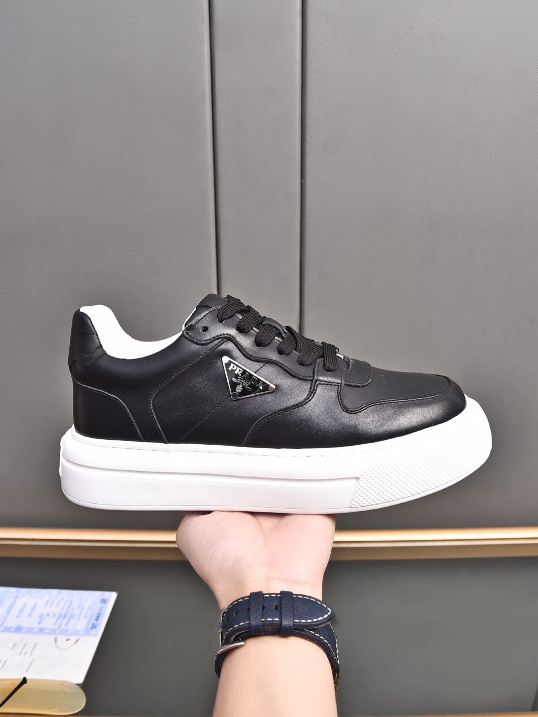 NO:270513,P Prada/Prada Men's new casual shoes, this upper is imported calfskin. The outer side is decorated with P family's classic metal triangle enamel logo, beef, footbed cowhide, and the sole is an anti-slip sports exclusive rubber sole with logo. It has a good feeling of footing and is fashionable and fashionable!  Size38-44 (45 custom made), prada, prada, cowhide19860909P Prada/普拉达 男士新款休闲鞋,这款鞋面采用进口小牛皮.外侧饰以P家经典金属三角珐琅徽标,牛里,垫脚牛皮,大底采用防滑运动专属带logo橡胶大底,上脚脚感很好,洋气时髦单品！ Size38-44（45定做）,,prada,prada,cowhide,Men's shoes