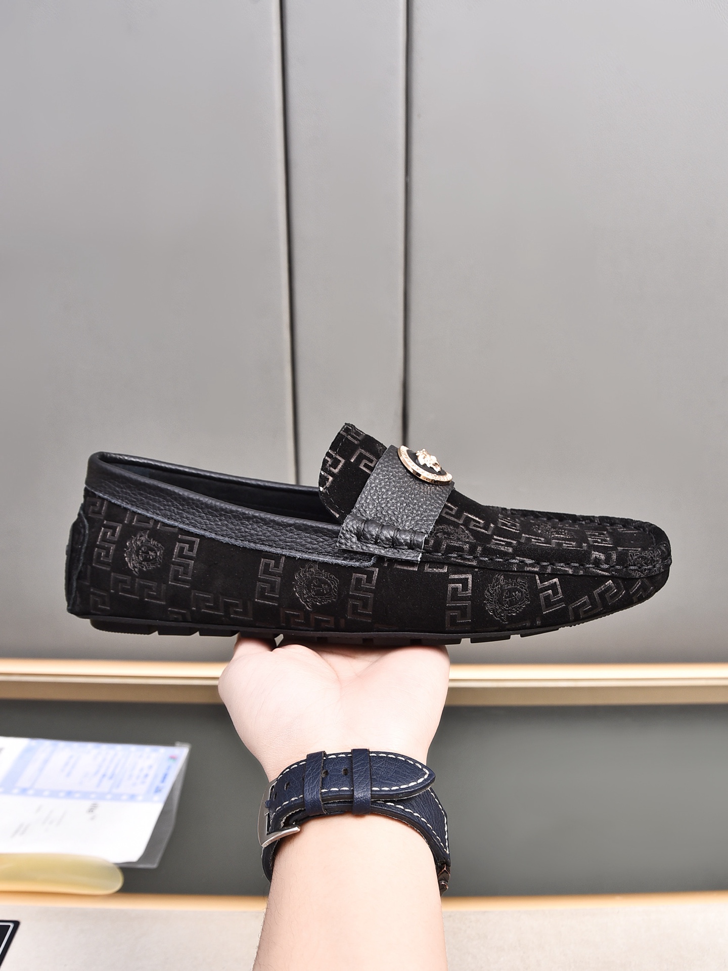 NO:620259,P Versace pea shoes are made of imported cowhide. Breathable and comfortable leather lining, clean and stylish... Anti-slip and wear-resistant rubber brand original outsole, luxurious and high-end domineering... Size: 38–44 (customized 45 46 47), versace, cowhide19860909P 范思哲豆豆鞋面料采用进口牛皮,. 透气舒适皮里,干净利落 时尚大方....防滑耐磨橡胶品牌原板大底 奢华高档霸气 ..码数: 38–44(45 46 47定做),,versace,cowhide,Men's shoes