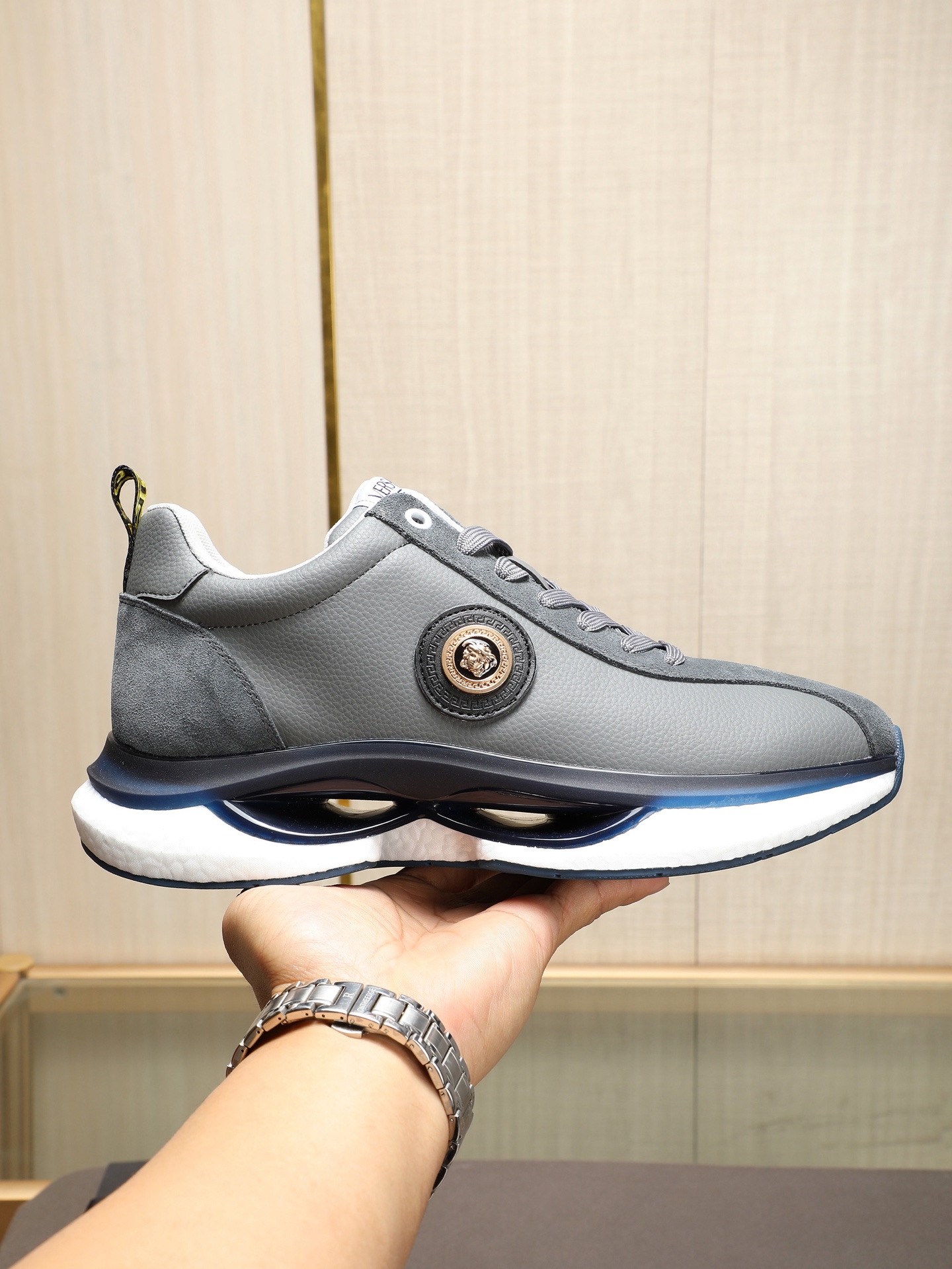 NO:272541,P【Versey】A top fashion brand, a men's shoes that can control various styles. The upper is made of various materials, the inner part is imported mesh, which is sweat-absorbing and comfortable. The popcorn sole design is the top priority - lightweight, comfortable. Extremely tested process requirements: 4 colors available: 38-44 (customized for 45), versace19860909P【范思哲】 时尚顶级潮牌,一款能驾驭各种风格男鞋,鞋面由多种材质拼接而成,内里为进口网布,吸汗舒适,爆米花大底设计是重中之重-轻便.舒适.极度考验工艺要求:4色可选:38-44（45定做),,versace,Men's shoes