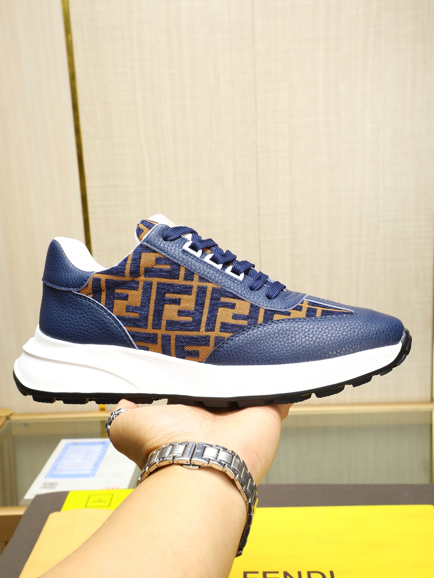 NO:272545,P【FD】Use imported FD special fabric splicing cowhide comfort net. Private mold foam TPU transparent large sole, super light and comfortable on the feet!  Perfect last, generous and fashionable design, three colors available!  Number of codes 38–44 (45 customized), cowhide19860909P【FD】采用进口FD专用布料拼接牛皮舒适网里.私模发泡TPU透明大底,上脚超轻超舒适！完美楦型,大方时尚的设计,三色可选！码数38–44(45 定做),,cowhide,Men's shoes